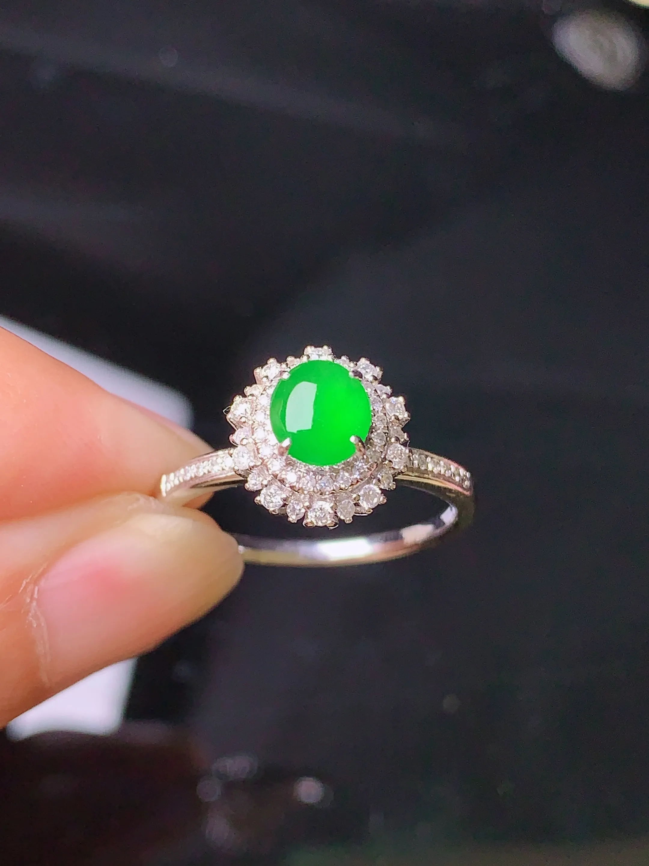 18k金钻镶嵌满绿蛋面戒指 玉质细腻 色泽清新艳丽 圈口14 整体尺寸10.5*10*9.5