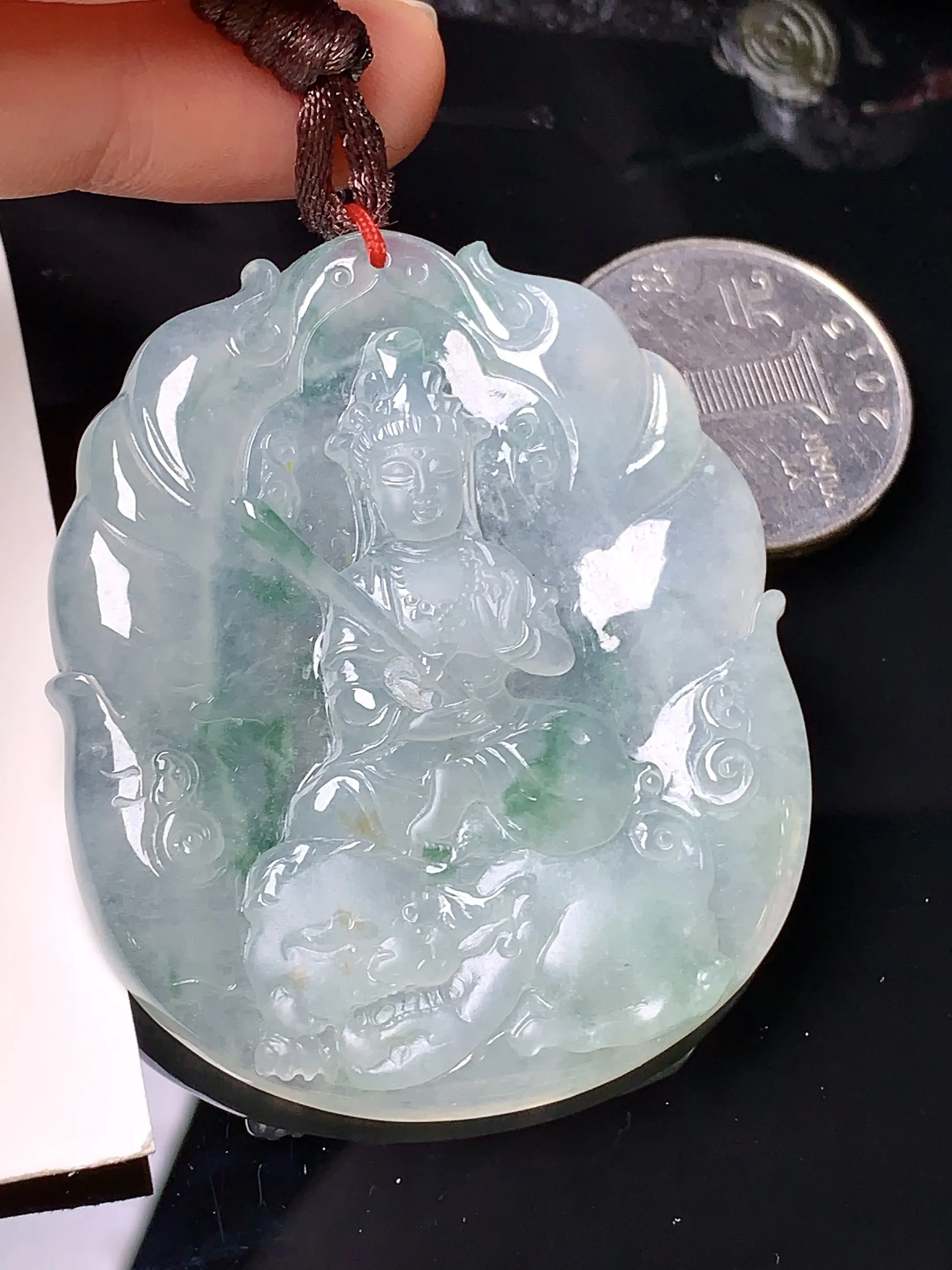 飘绿普贤观音菩萨吊坠 玉质细腻 色泽艳丽 整体尺寸52.2*43.6*5.7