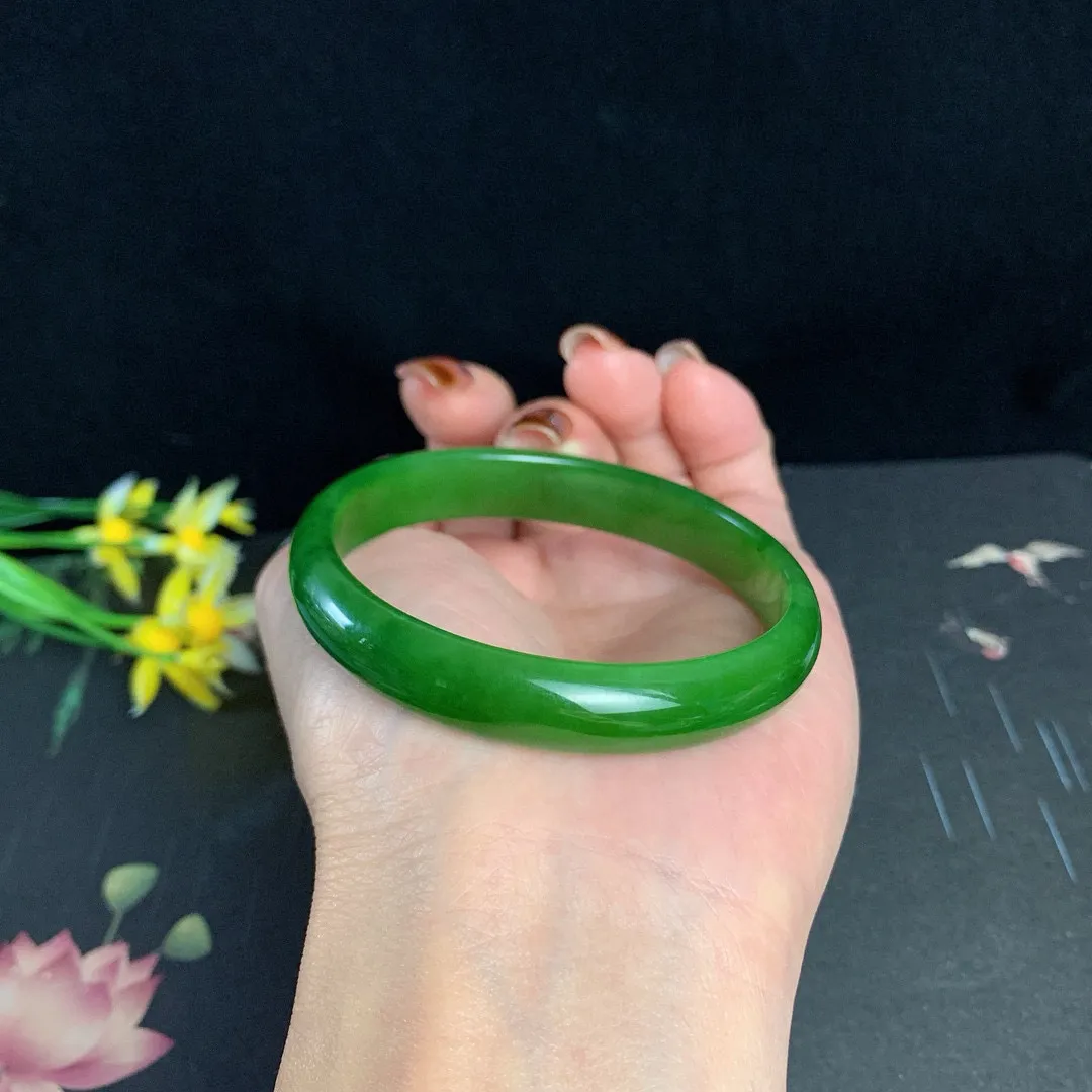 和田玉55圈口阳绿色碧玉手镯！玉质细腻油润 底色纯净 无纹裂脂粉好，品质高