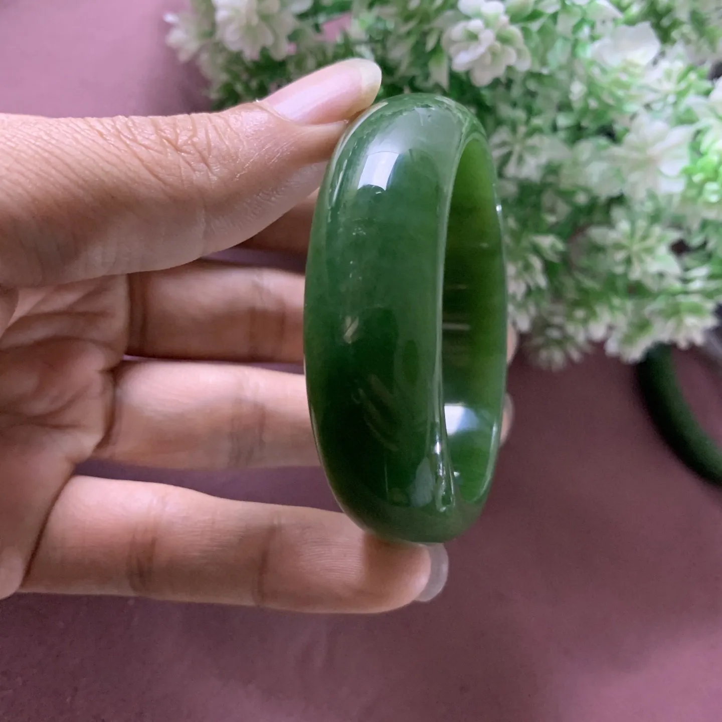 和田玉碧玉52圈口阳绿色宽版手镯，玉质细腻油润，密度紧凑，琢型圆润，高脂粉，品相大，佩戴端庄典雅