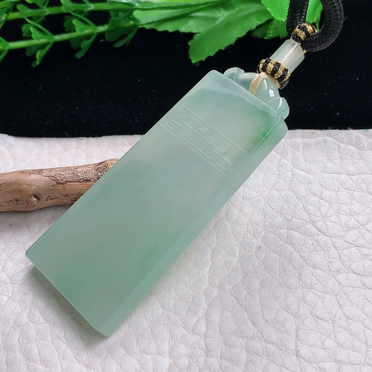 yl自然光57.8*24.3*5.5天然缅甸翡翠a货精雕冰晴秀气无事牌玉吊坠 玉挂件