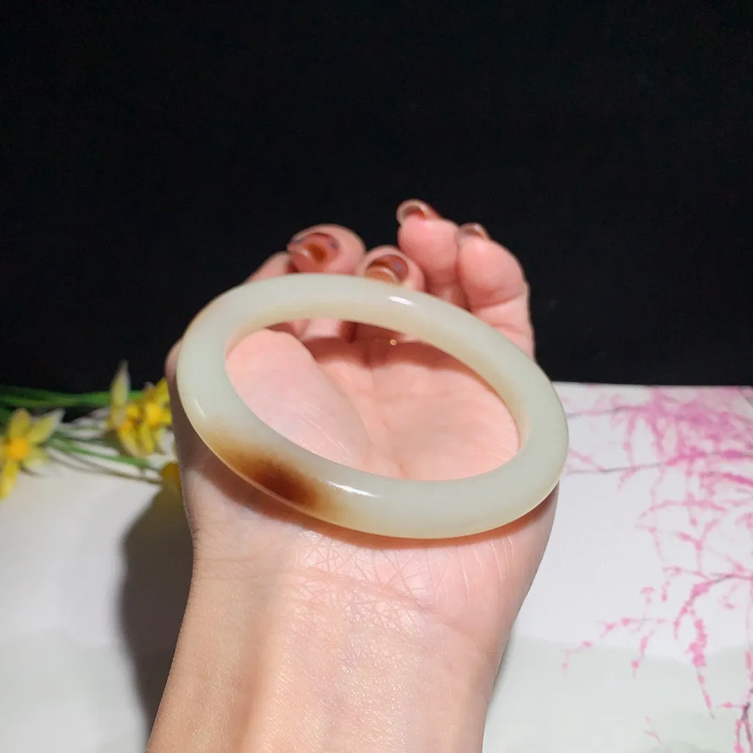 和田玉57.5圈口且末糖手镯！玉质细腻油润 底色纯净无裂无杂 脂粉好，品质高。