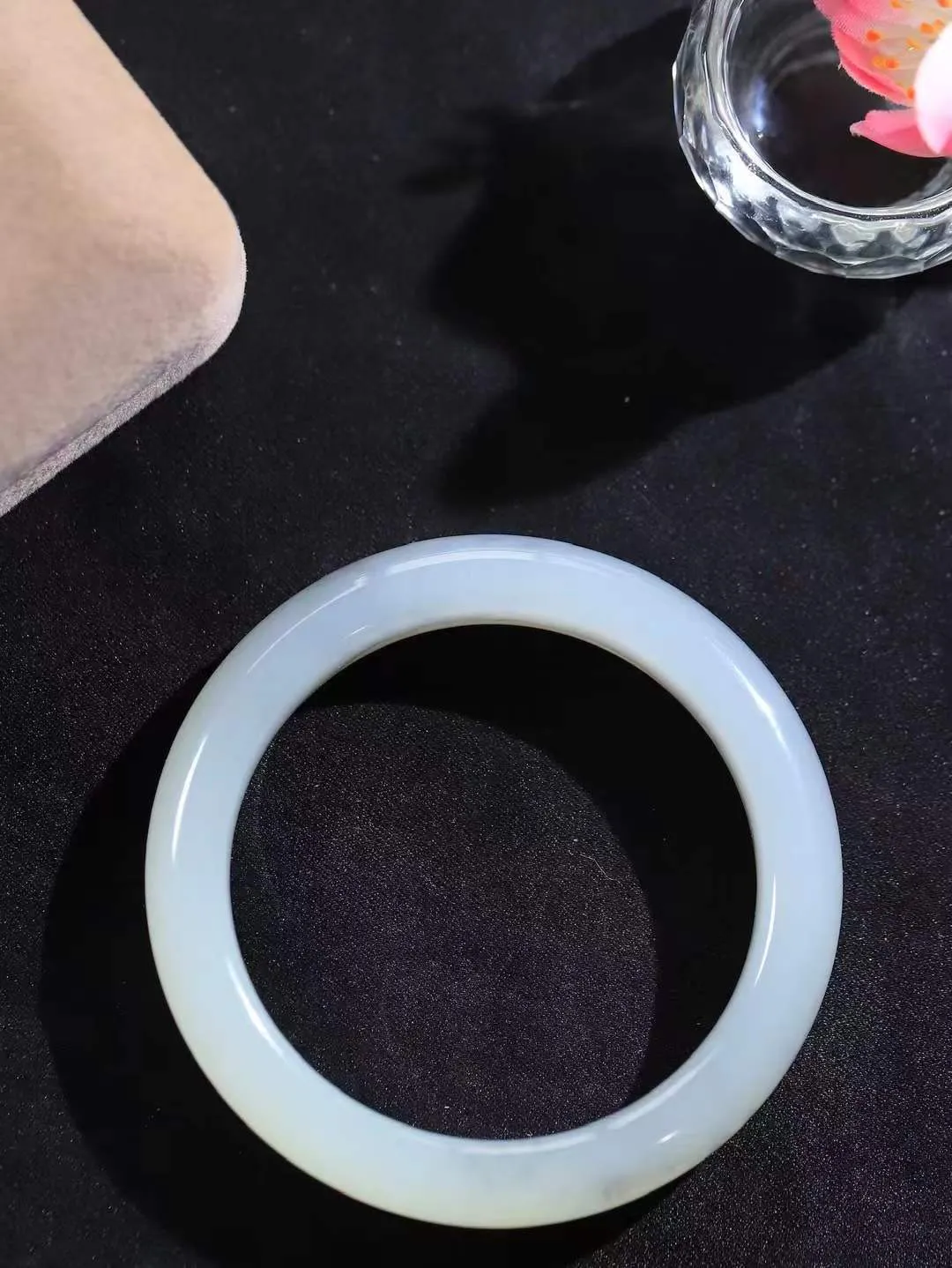 （一见钟情.手镯）

精品和田玉手镯，玉质温和莹润，精光内蕴，手感舒适。整器简约，打磨光洁，让人爱不释手，料美艺精，萦绕于手，尽显高贵之姿。重46.2克 内径52.5mm尺寸11.5-8.5mm   FDA-10110673