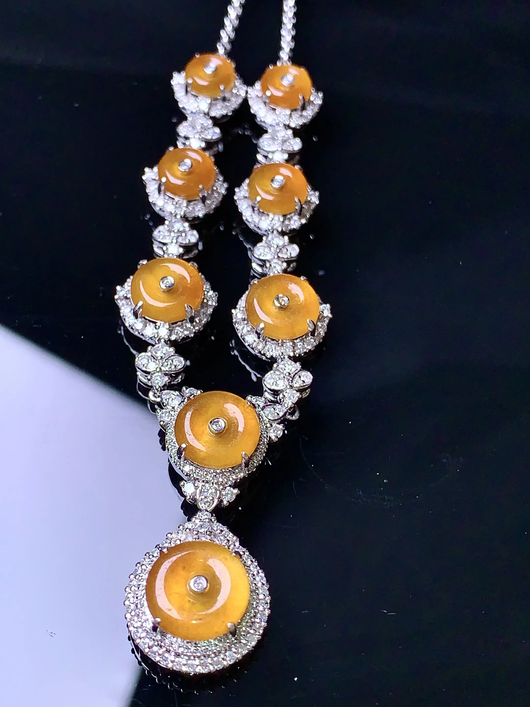 18k金钻镶嵌黄翡平安扣吊坠 玉质细腻 色泽艳丽 整体尺寸68.3*12.2*6.3