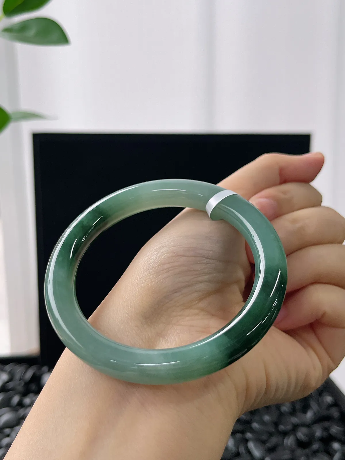 圆镯54.9圈口，翡翠冰糯种飘绿手镯