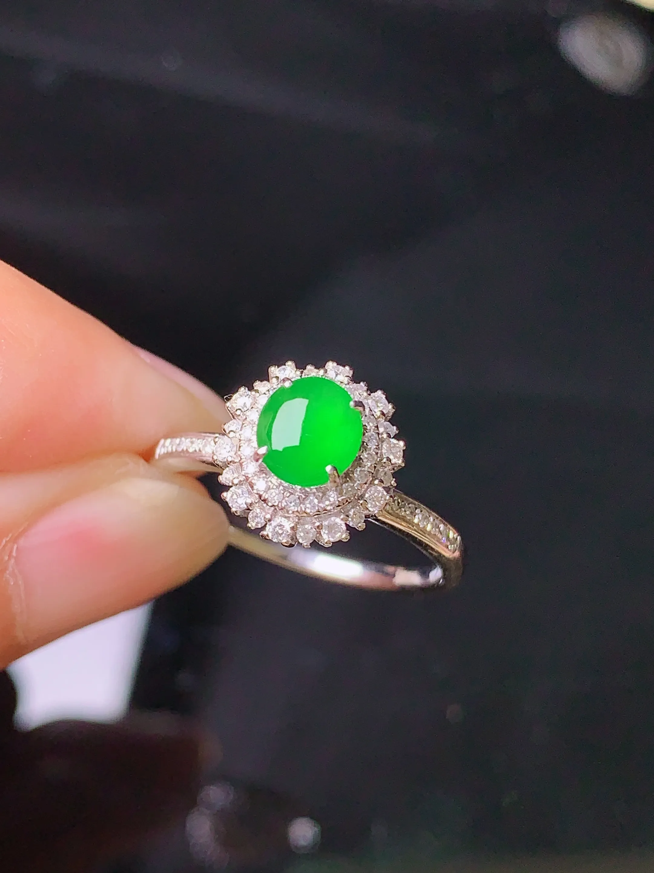 18k金钻镶嵌满绿蛋面戒指 玉质细腻 色泽清新艳丽 圈口14 整体尺寸10.5*10*9.5