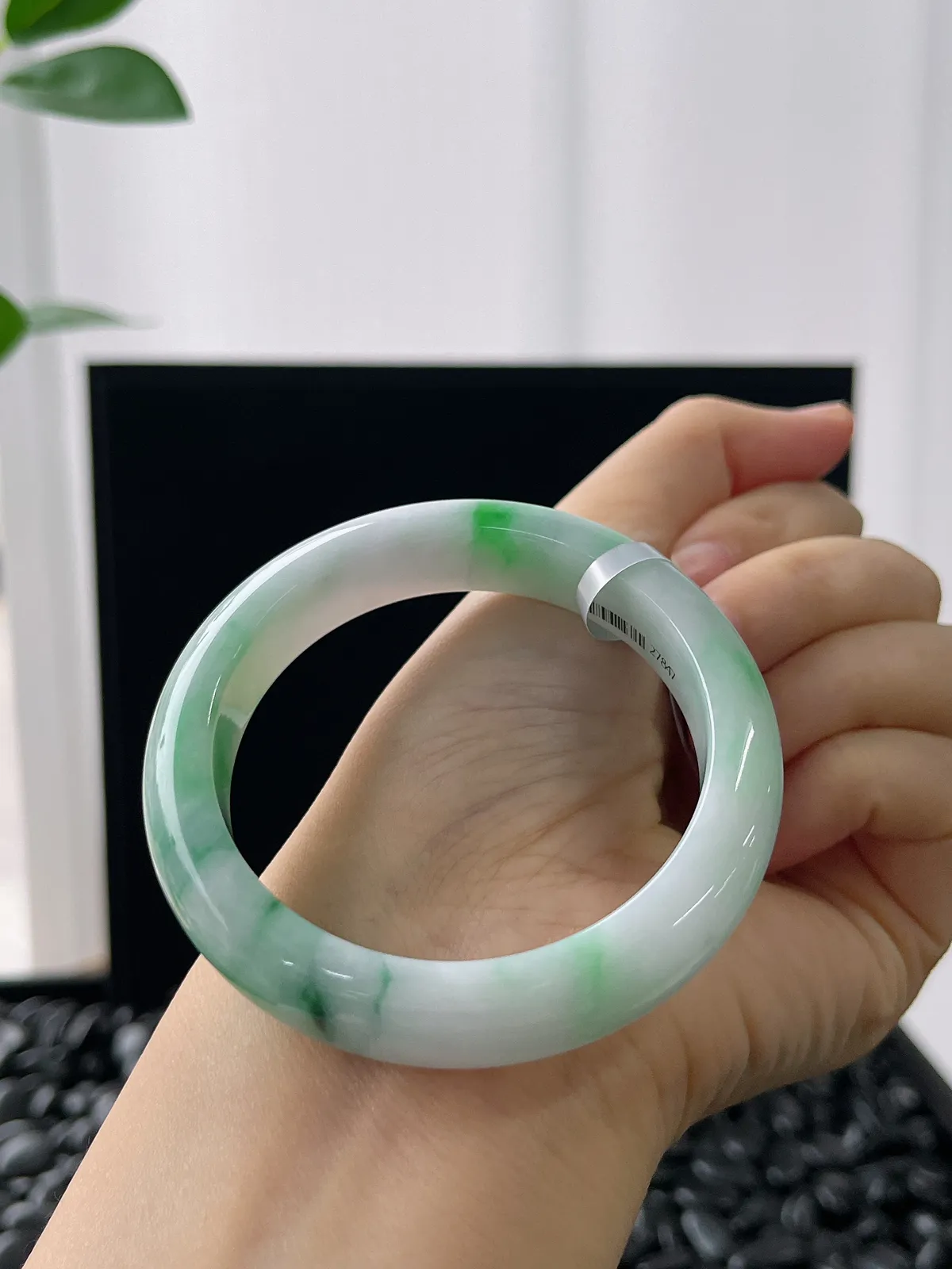 正圈51.3圈口，翡翠糯化种飘绿手镯