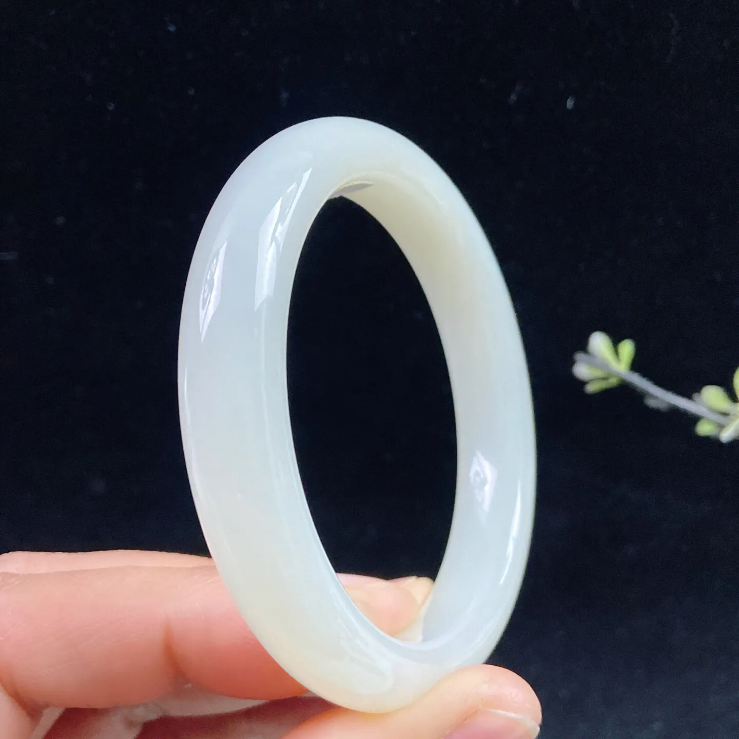 60羊脂白玉手镯和田玉山料手镯60圈口玉质特细腻油润，高脂粉，高品质，萦绕腕间时，古韵不失时尚，素雅