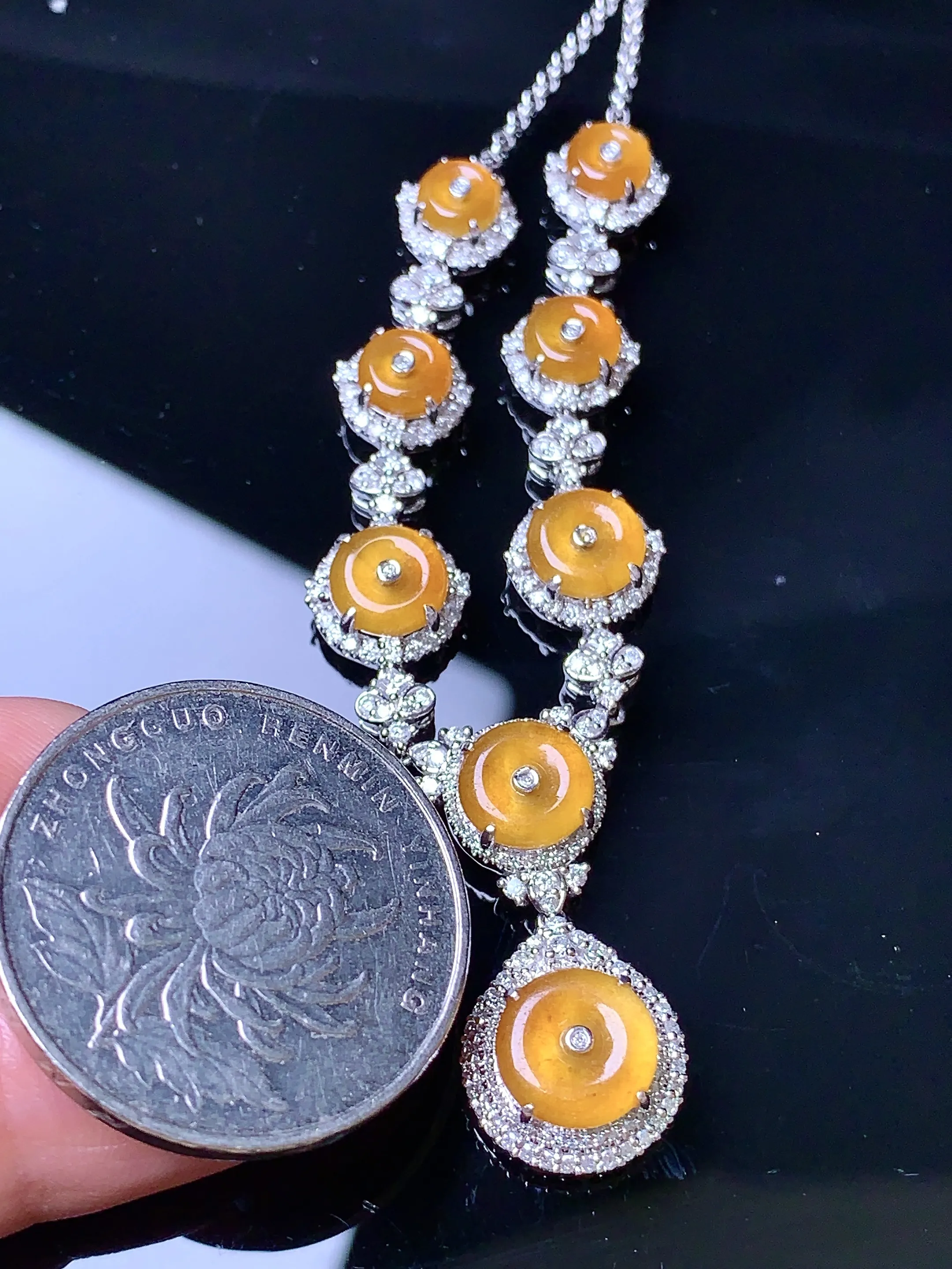 18k金钻镶嵌黄翡平安扣吊坠 玉质细腻 色泽艳丽 整体尺寸68.3*12.2*6.3