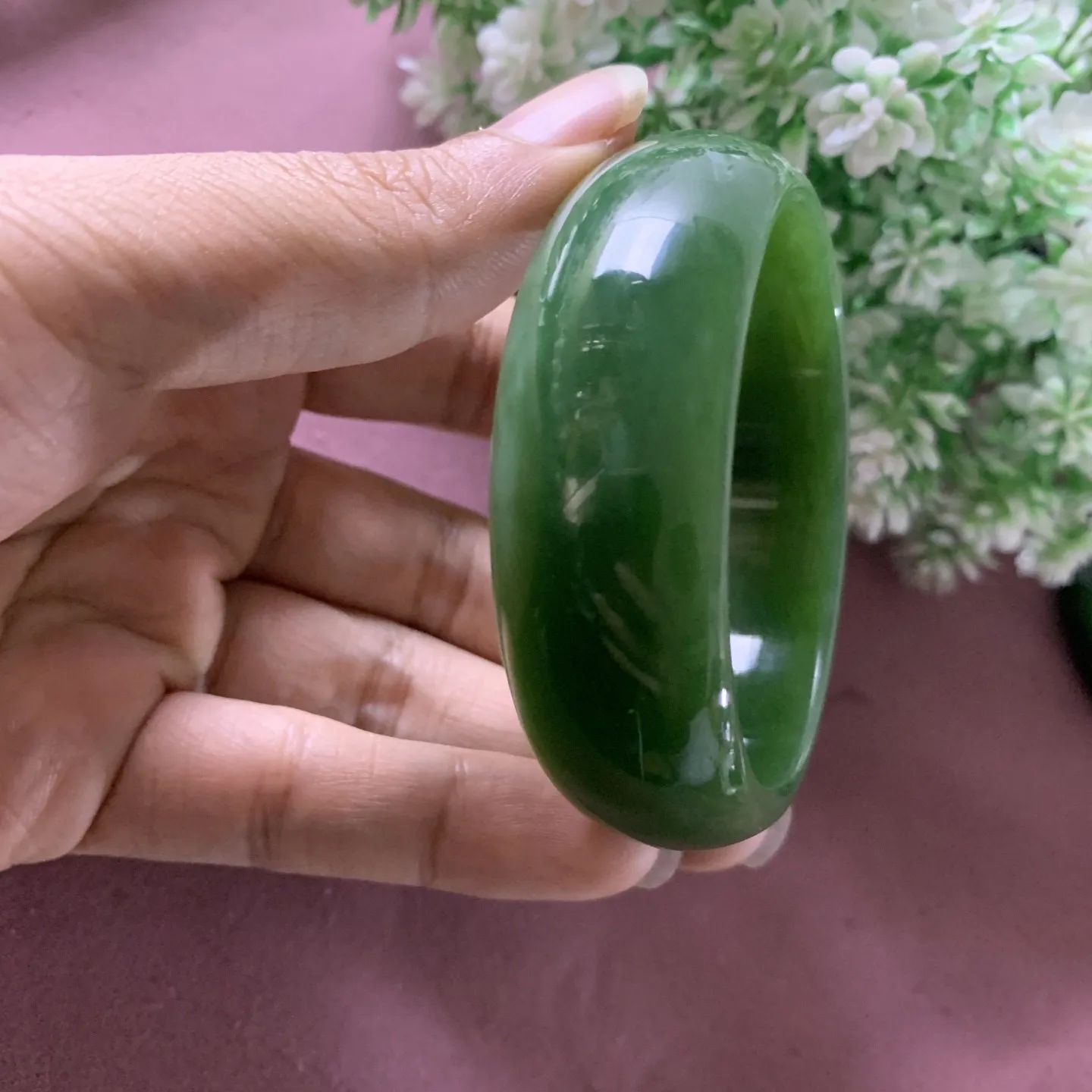 珍藏品，和田玉碧玉58.5圈口阳绿色宽版手镯，玉质细腻油润，密度紧凑，琢型圆润，高脂粉，品相大，佩戴