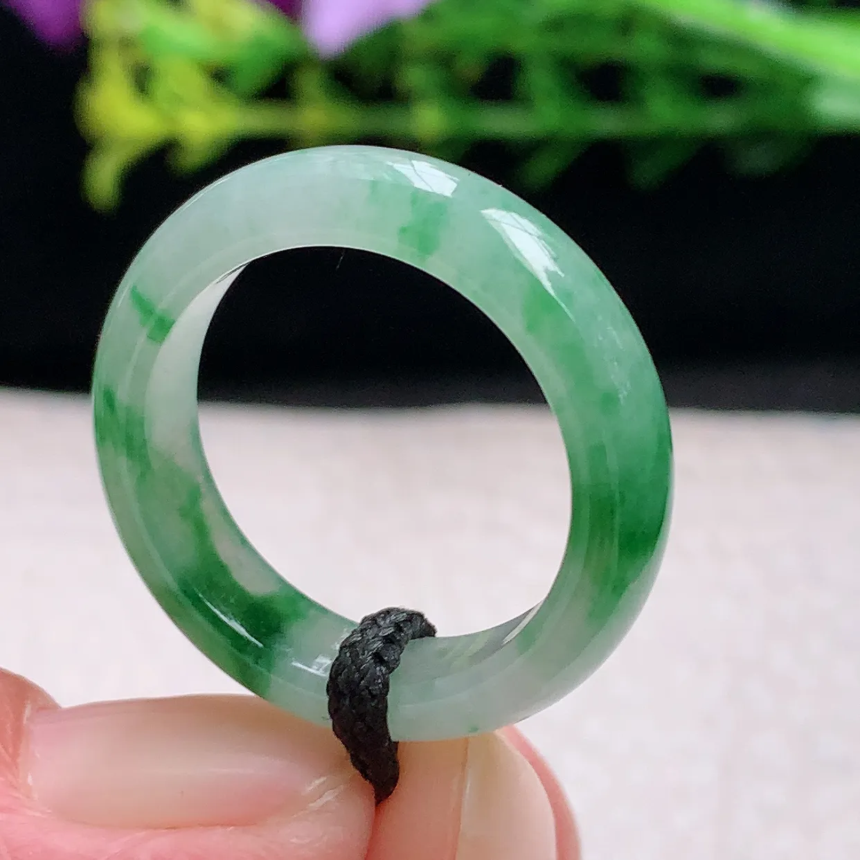 zl自然光19.5*5.5*3.4天然缅甸翡翠a 货19.5mm内径飘绿花玉戒指 玉指环