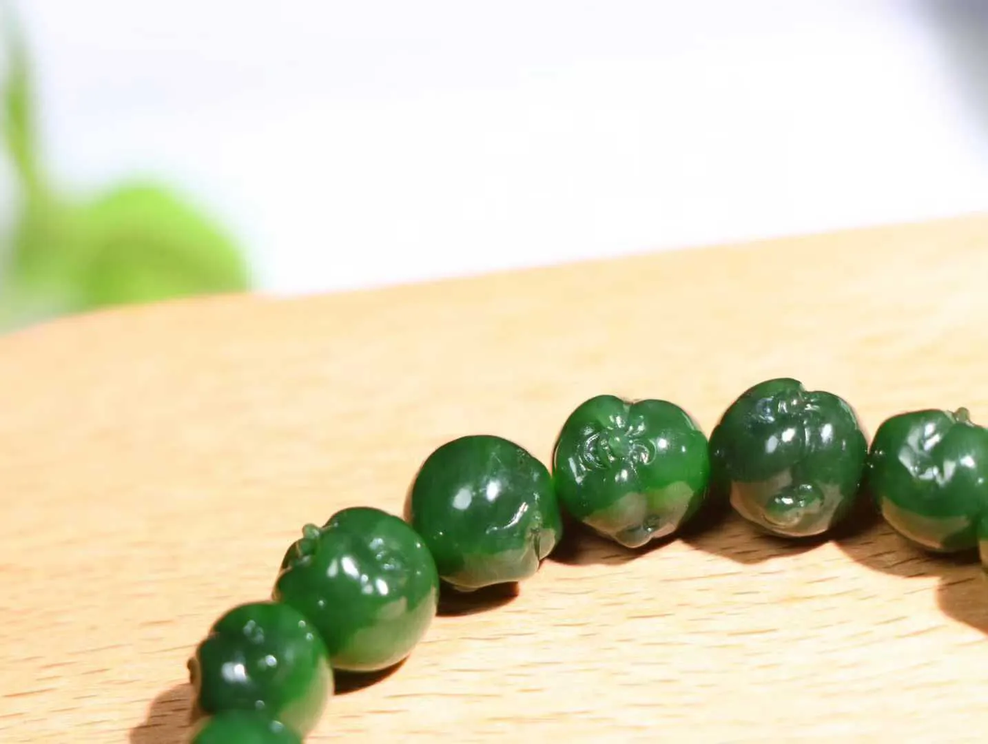 【佛佑众生】

精品和田玉碧玉佛头手串，七号矿老料 玉质温润细腻，油性十足，精雕佛像，面容慈祥，憨态可掬，佛祖能利益安乐一切众生，满足一切愿求。给佩戴者带来平安与慈悲，永保平安。
尺寸取一11mm 重35.5克 O8242061045