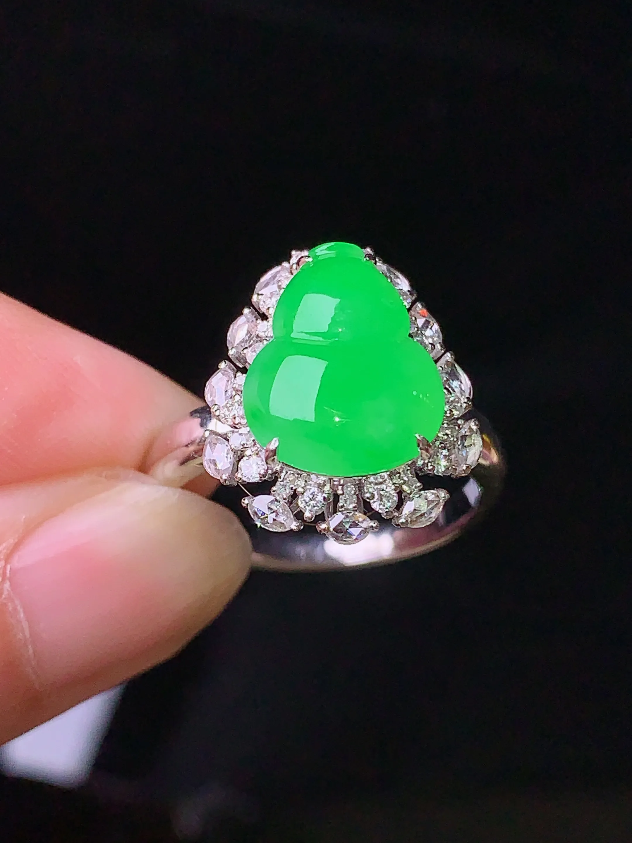 18k金钻镶嵌翠绿葫芦戒指 玉质细腻 色泽艳丽 圈口15.5 整体尺寸17*13.8*9.5