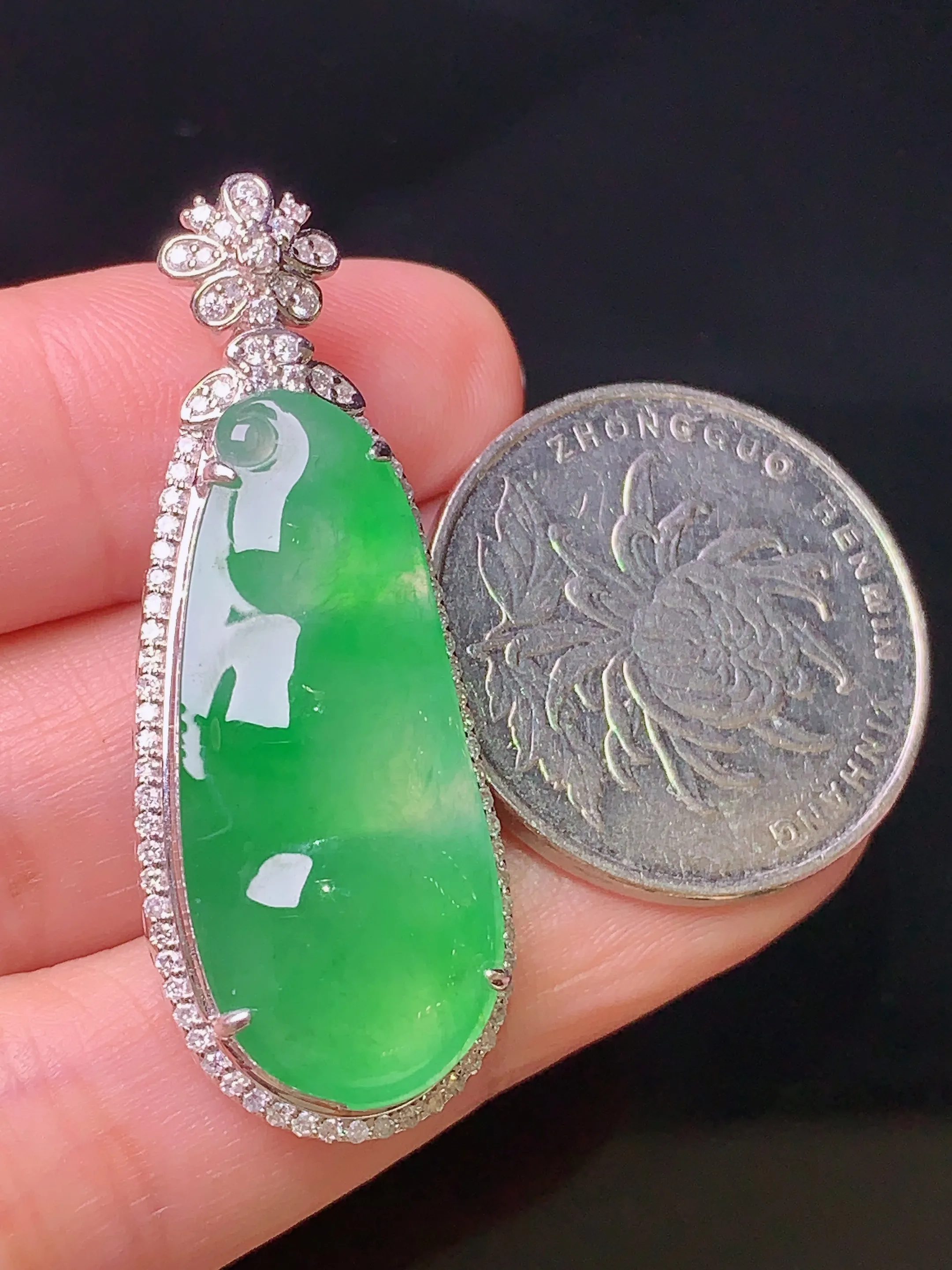 18k金钻镶嵌翠绿四季豆吊坠 玉质细腻 色泽清新艳丽 整体尺寸41.2*15.5*9