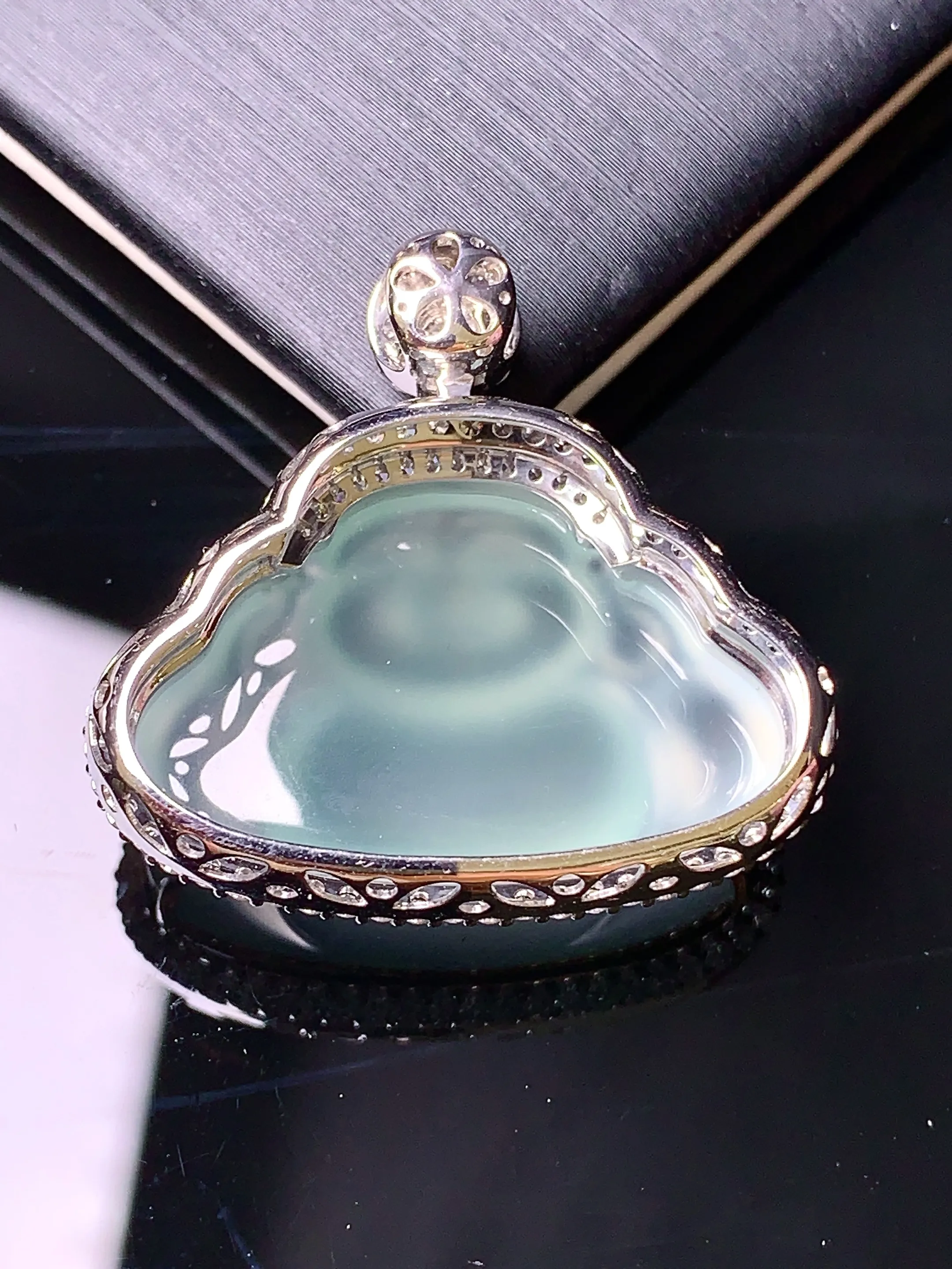 18k金钻镶嵌冰种佛公吊坠 玉质细腻 色泽艳丽 整体尺寸26.5*28*10