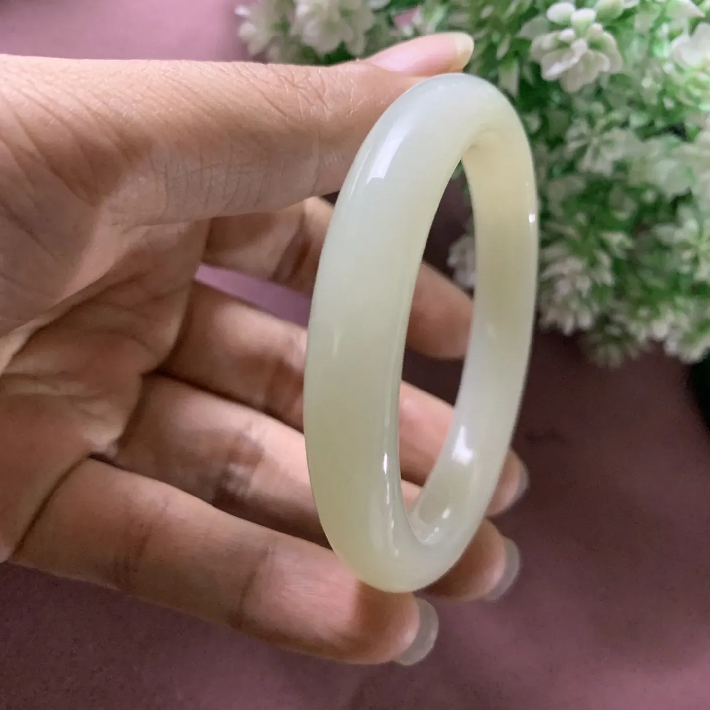 和田玉56.6圈口青白色手镯，玉质细腻油润，密度紧凑，琢型圆润，高脂粉，品相大，佩戴端庄典雅