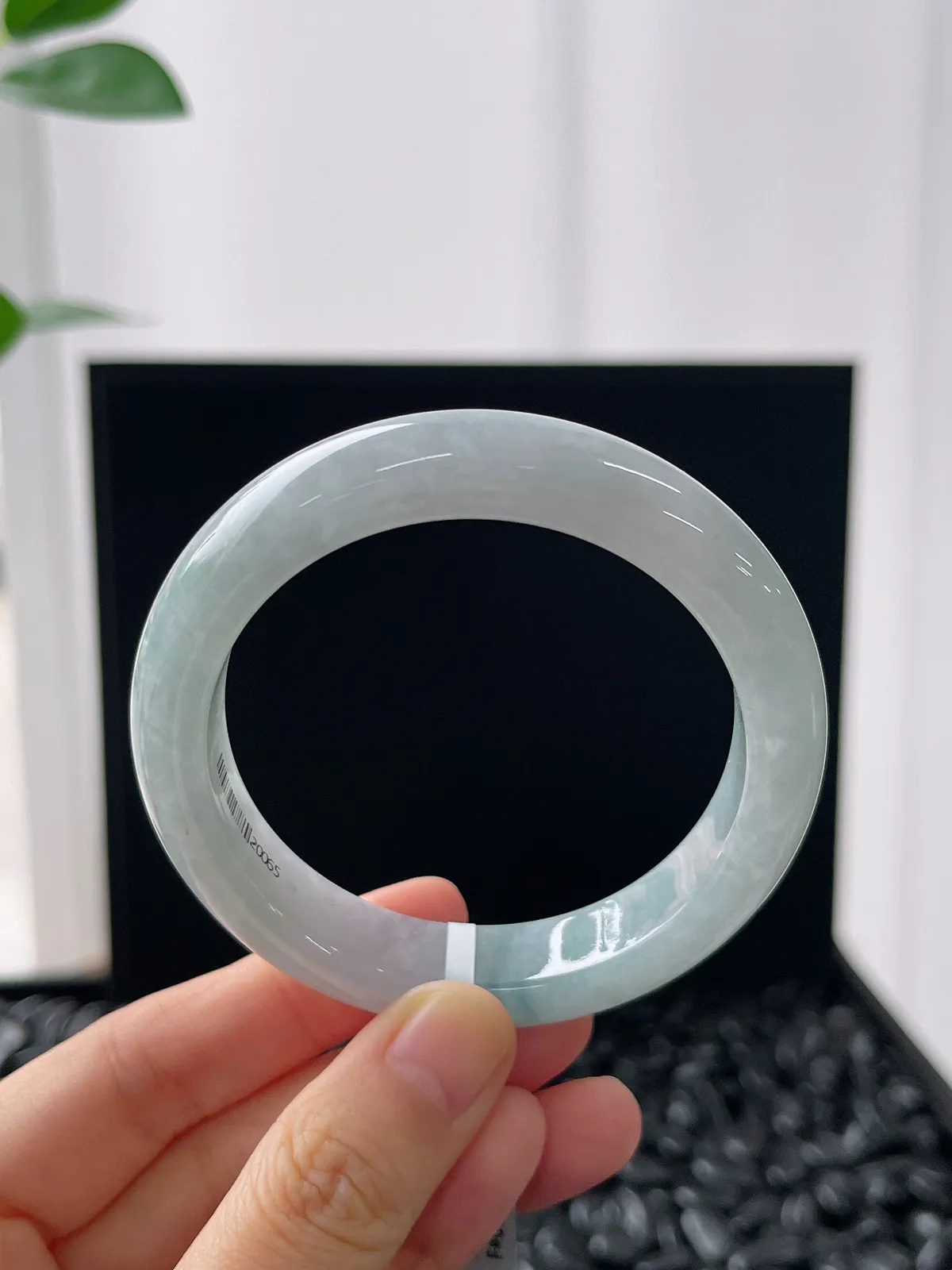 正圈53.6圈口，翡翠糯化种淡蓝色手镯