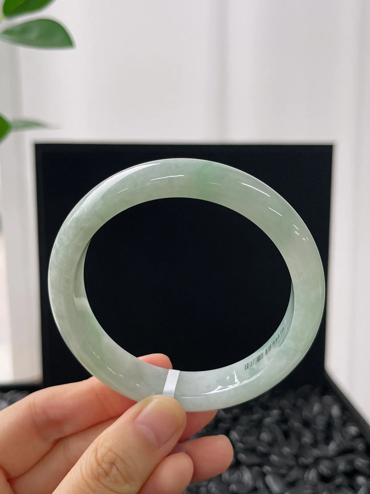 正圈56.8圈口，翡翠糯化种浅绿色手镯