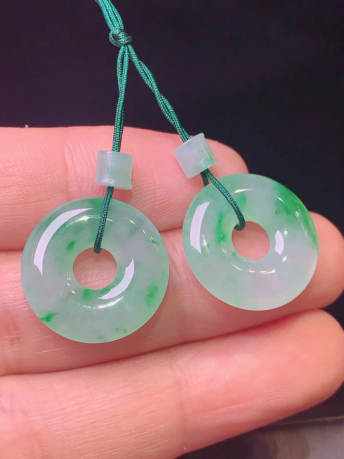 飘绿平安环一对 玉质细腻 水润亮眼  整体尺寸16.5*3.5