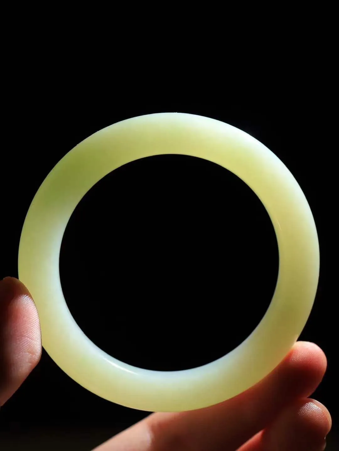 【花样年华·手镯】

精品️和田玉手镯，质地油润细腻，色泽高贵典雅，镯型古朴典雅。在诗情画意的雨巷相遇，你是我腕间的一抹风情，有你眸有深情，清风荡漾湖间静水，我愿俯身低眉，在烟波涟漪处，寻你深情倩影。重56克  尺寸54.5-11.5-9.8mm   75110654A