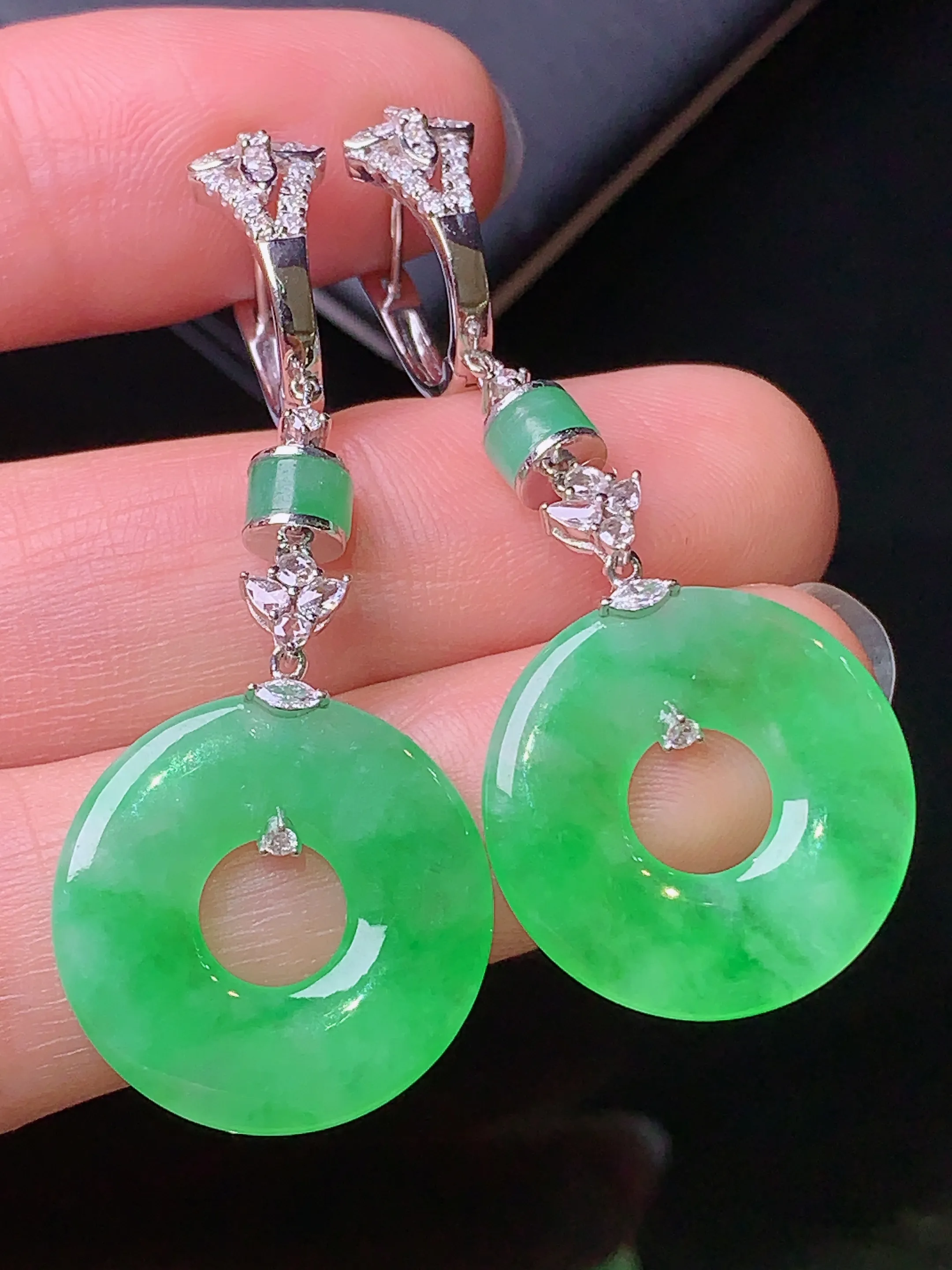 18k金钻镶嵌翠绿平安环耳坠 玉质细腻 色泽艳丽 整体尺寸46.6*18.3*2.5