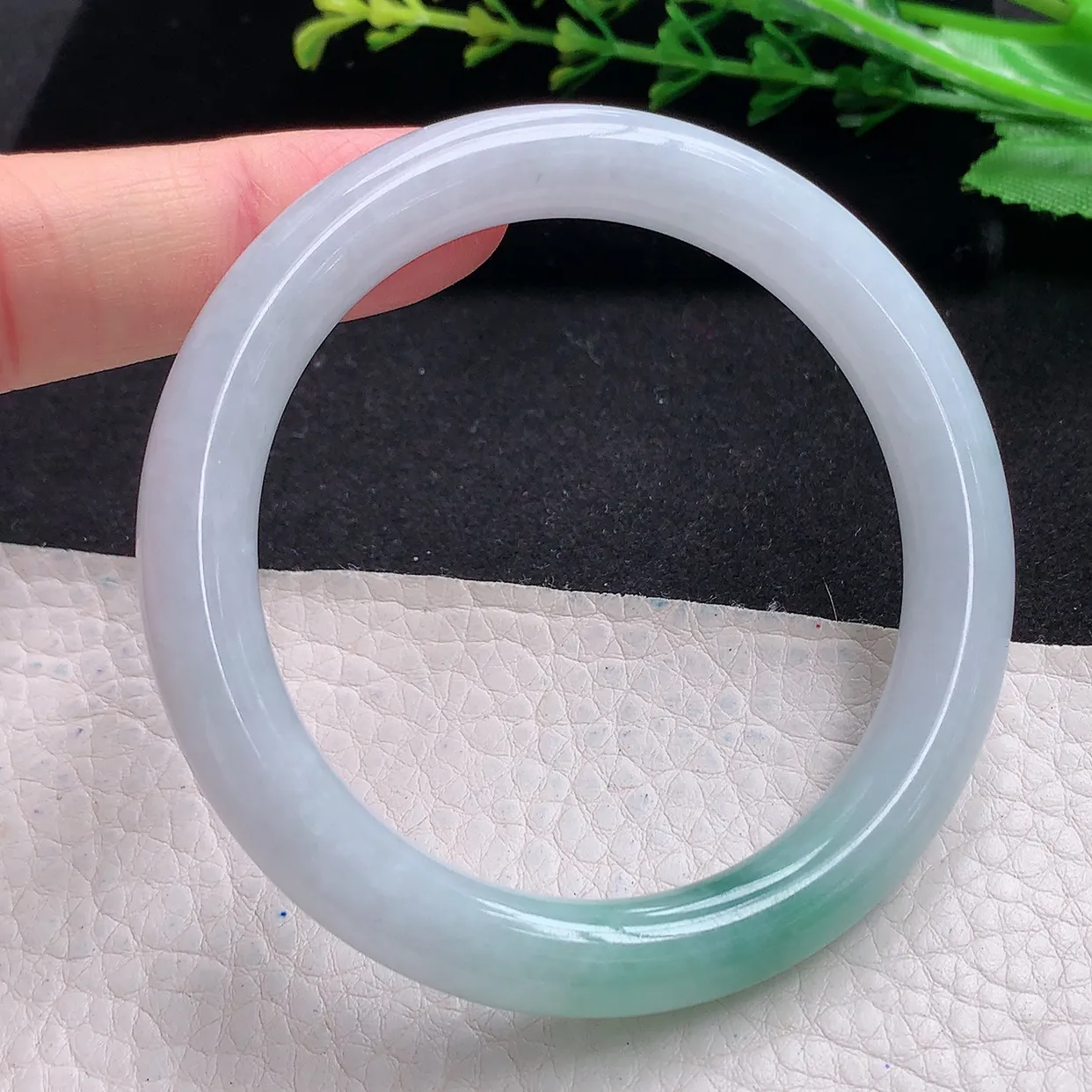 n自然光55*9美人镯 缅甸翡翠a货飘绿花清秀圆条玉手镯 玉手环