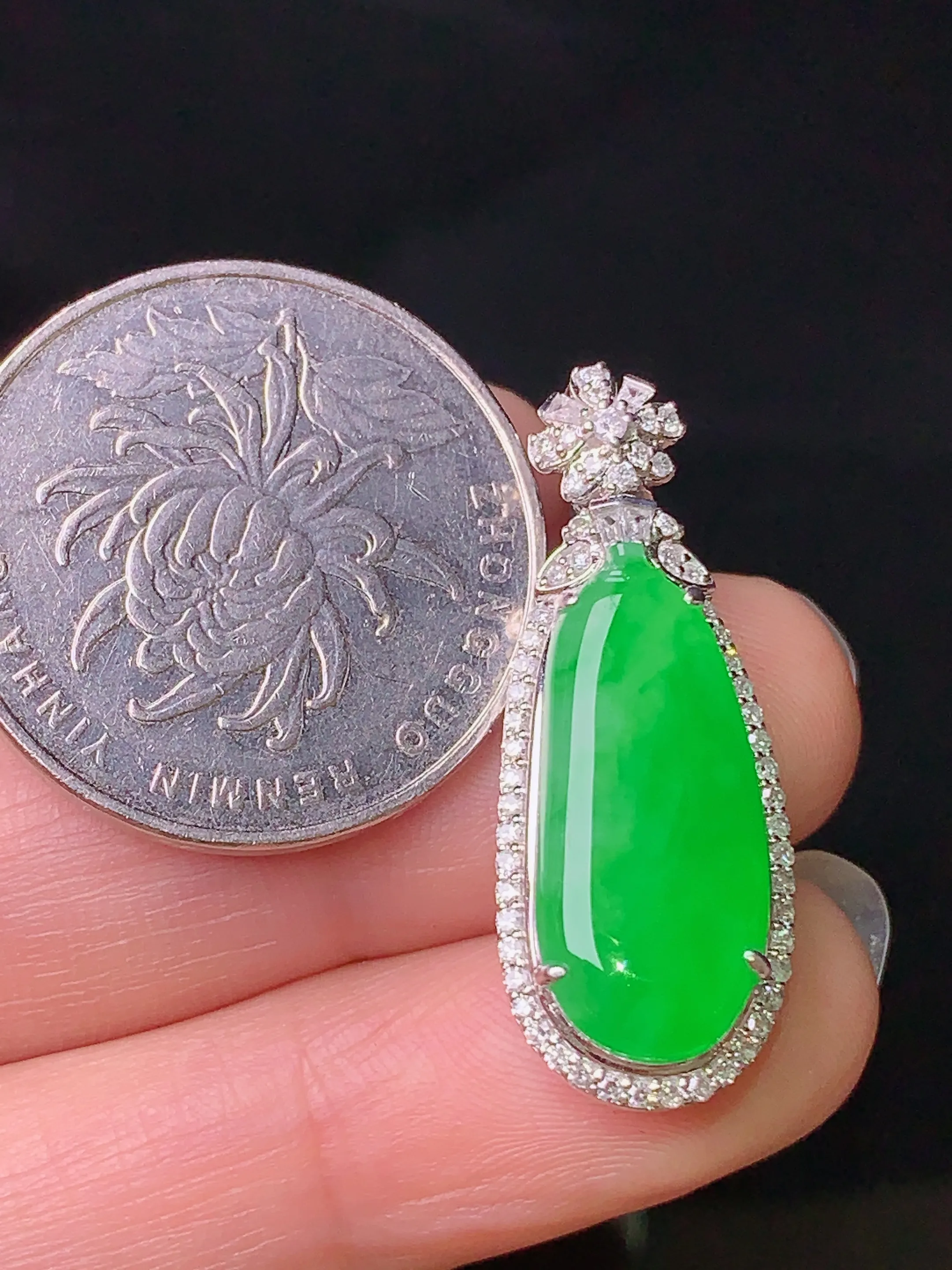 18k金钻镶嵌翠绿福瓜吊坠 玉质细腻 色泽清新艳丽 整体尺寸30.3*11.6*9.2