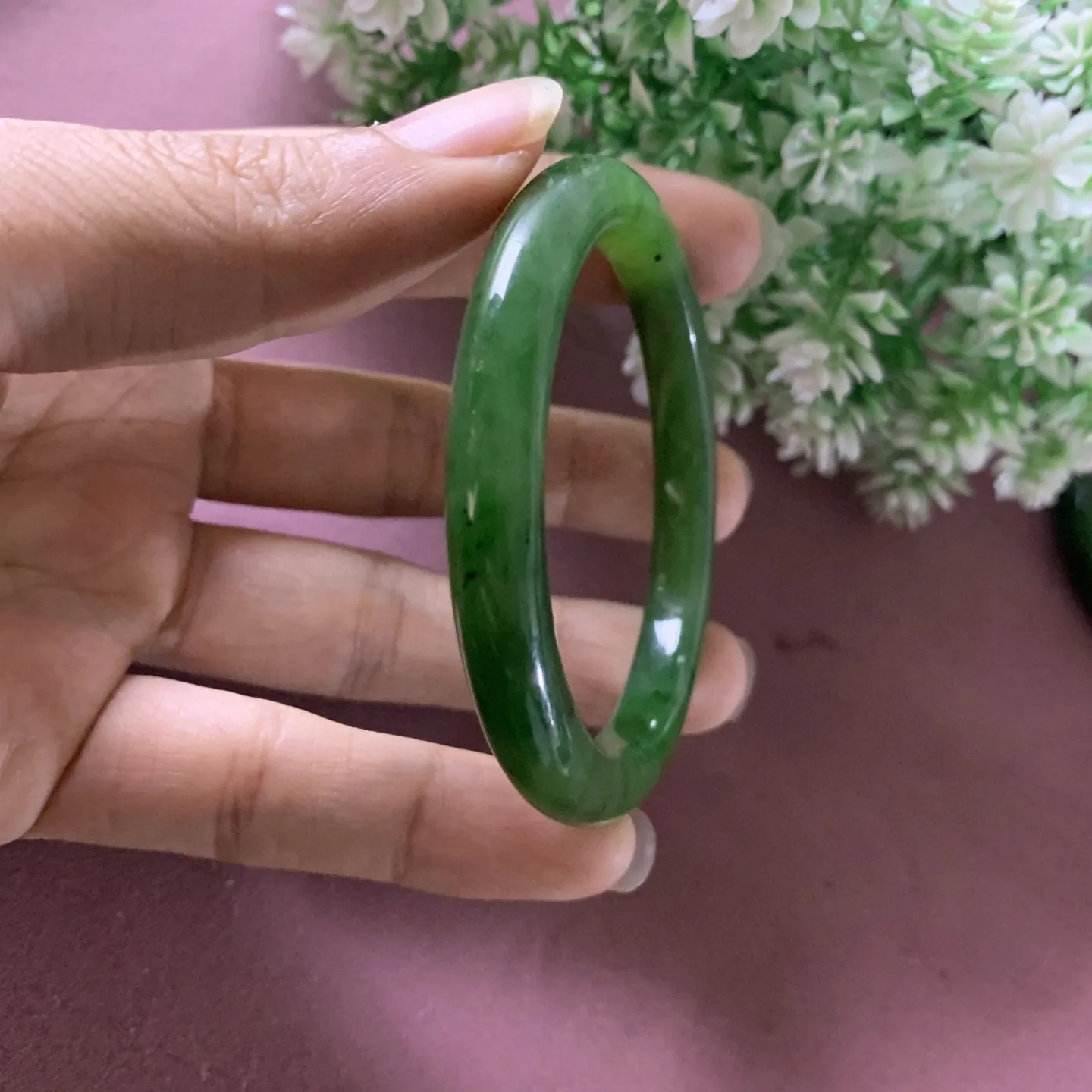 和田玉碧玉55圈口阳绿色手镯，圈口55宽8.3mm 重29.8玉质细腻油润，密度紧凑，琢型圆润，高脂粉，品相大，佩戴端庄典雅