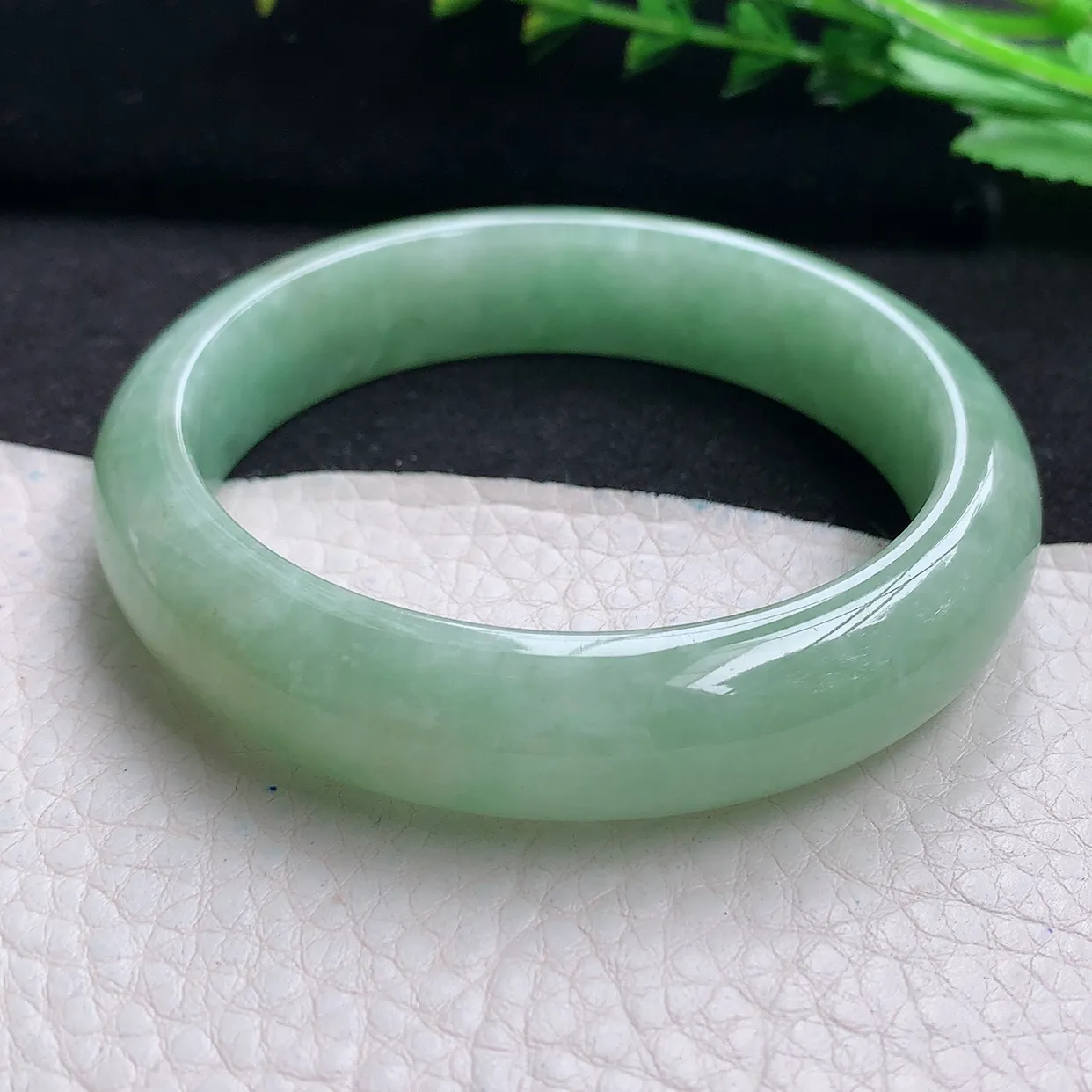 n自然光56*13.5*8.3平安镯 天然翡翠a货满绿宽边玉手镯 玉手环