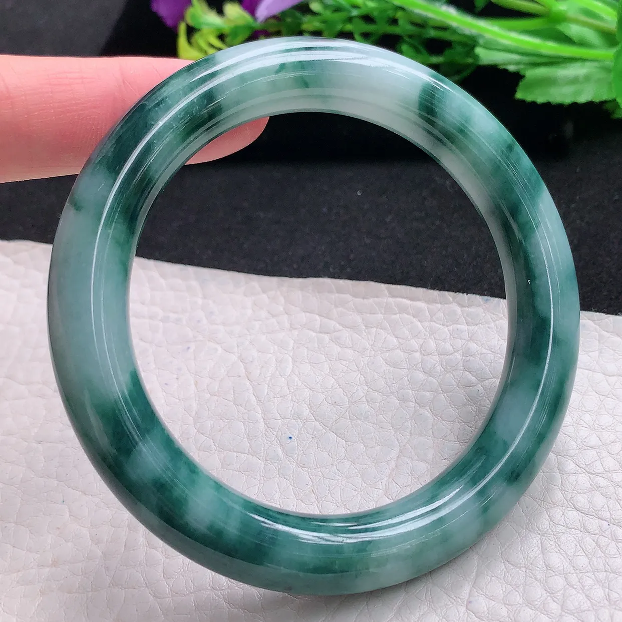 js自然光59*11美人镯 天然缅甸翡翠a货飘花圆条玉手镯 玉手环