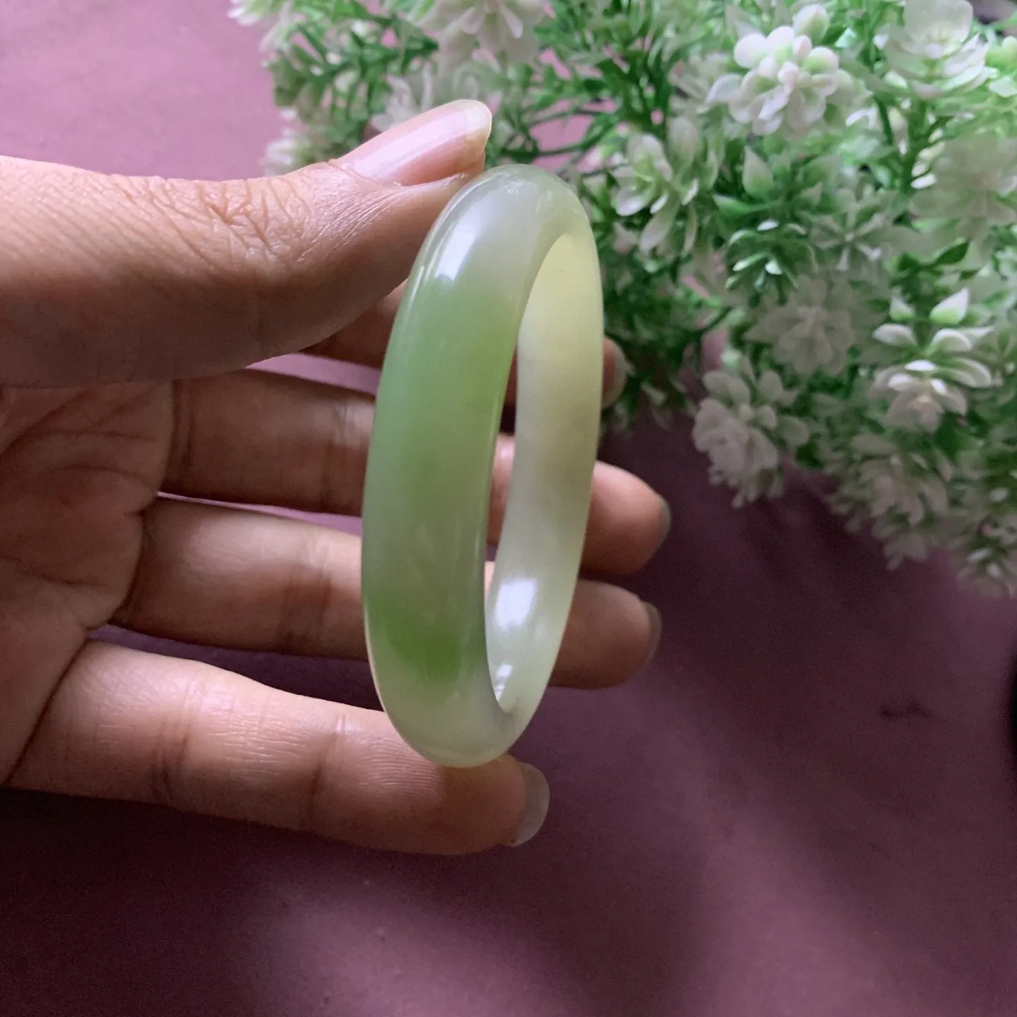 和田玉50.8圈口翠青手镯，玉质细腻油润 底色纯净，脂粉好，品质高