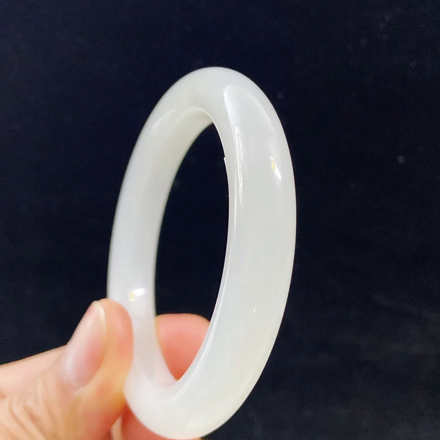 53.6羊脂白玉手镯和田玉山料手镯54圈口玉质特细腻油润，高脂粉，高品质，萦绕腕间时，古韵不失时尚，