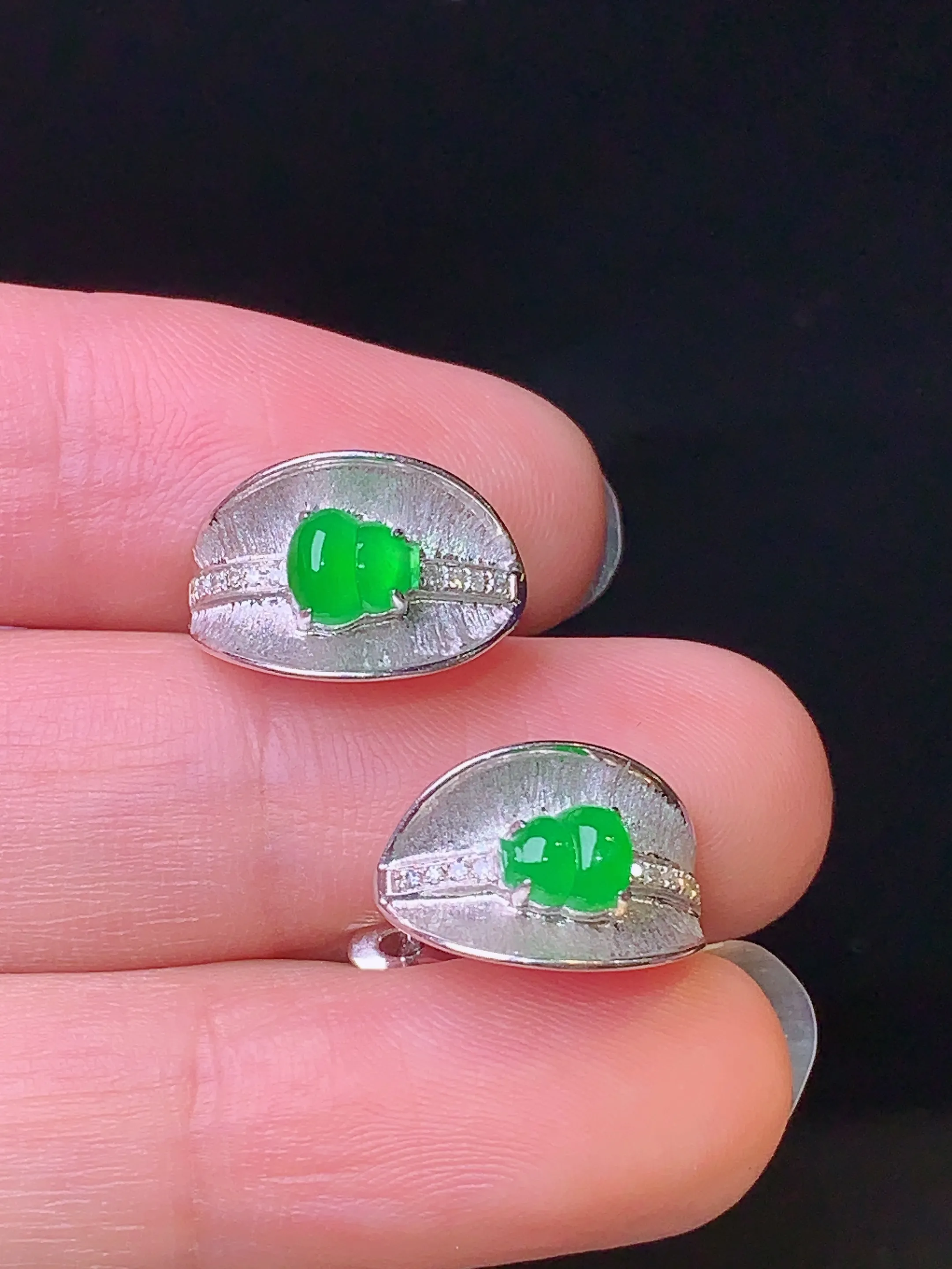 18k金钻镶嵌翠绿葫芦耳钉 玉质细腻 色泽艳丽 裸石尺寸5*4.3*2