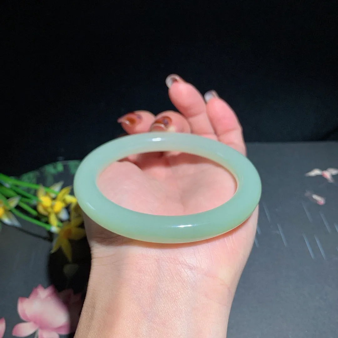 和田玉57.5圈口且末蓝圆条手镯！玉质细腻油润 底色纯净 无裂无杂 脂粉好，品质高。