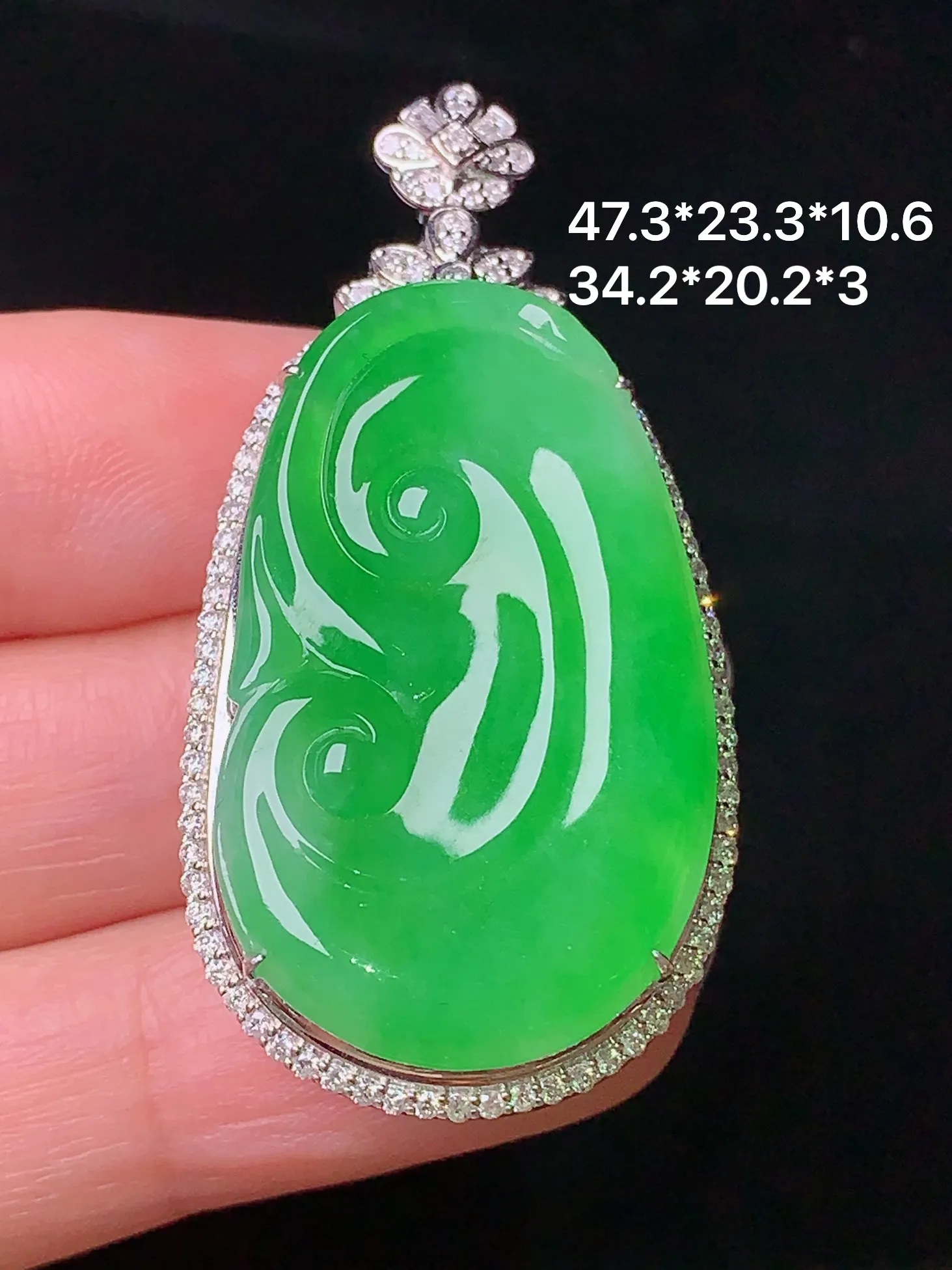 18k金钻镶嵌翠绿如意吊坠 玉质细腻 色泽清新艳丽 整体尺寸47.3*23.3*10.6
