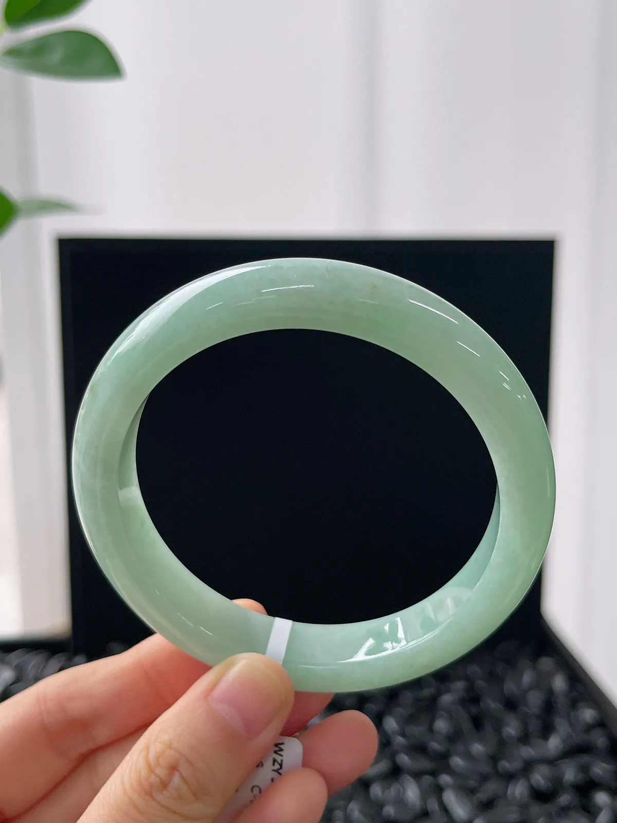 正圈59.6圈口，翡翠糯化种淡绿色手镯