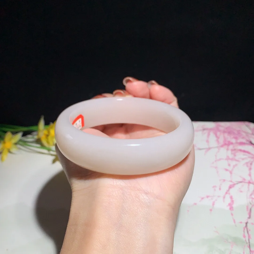 和田玉60圈口藕粉色手镯！玉质细腻油润 底色纯净 无裂无杂 脂粉好，品质好