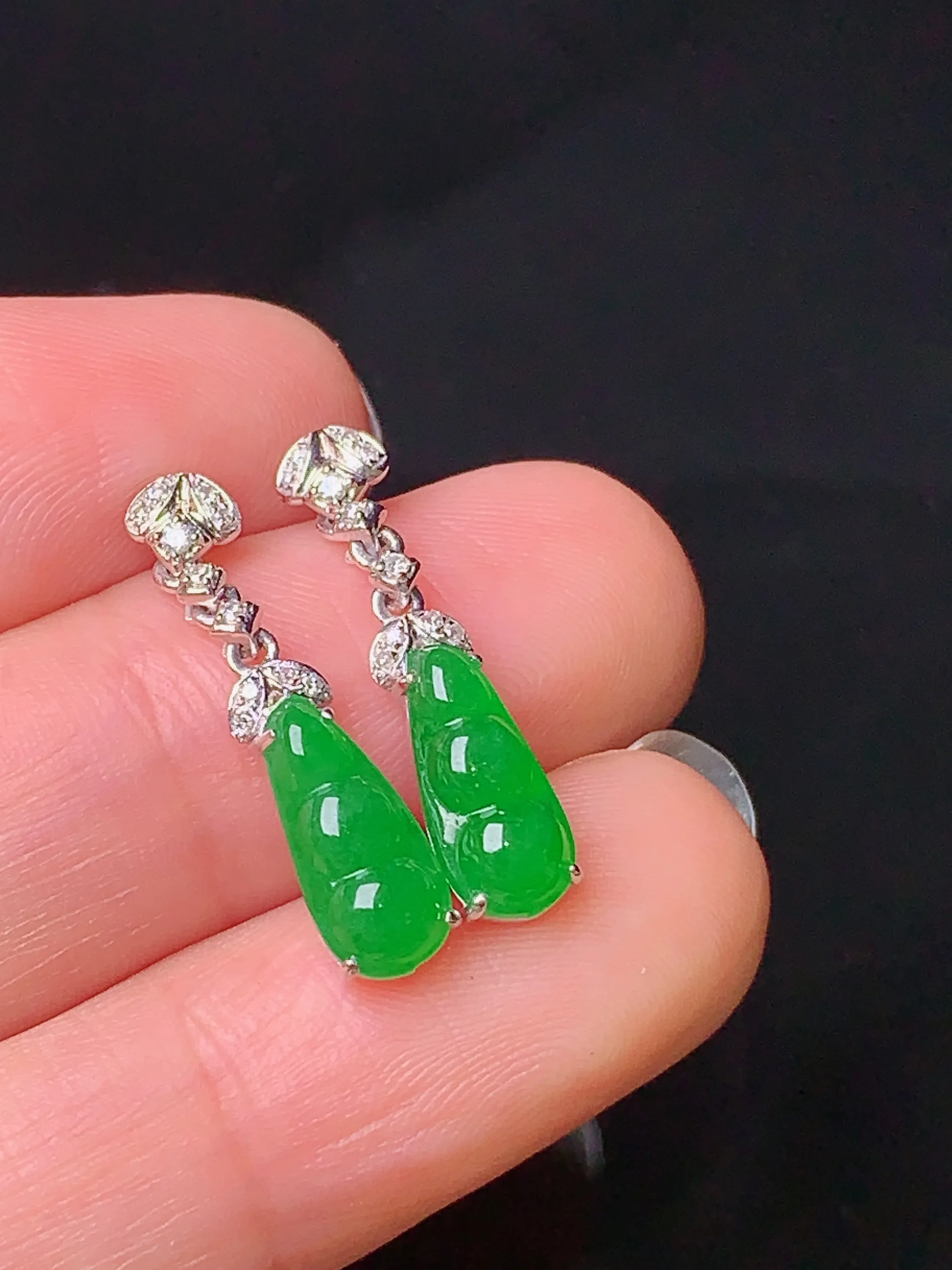 18k金钻镶嵌满绿四季豆耳坠 玉质细腻 色泽清新艳丽 整体尺寸22.2*5*4.3