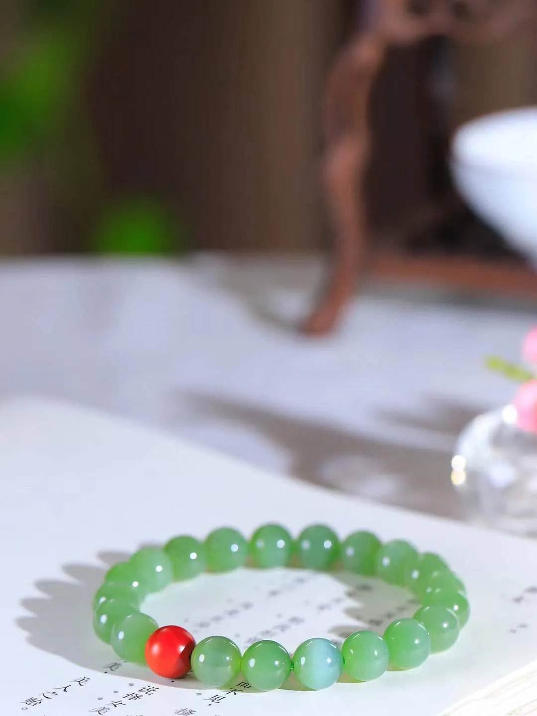 【珠圆玉润.手串】

精品和田玉碧玉猫眼珠圆玉润手串 玉质温润细腻  整串打磨圆润，佩戴舒适。珠珠落