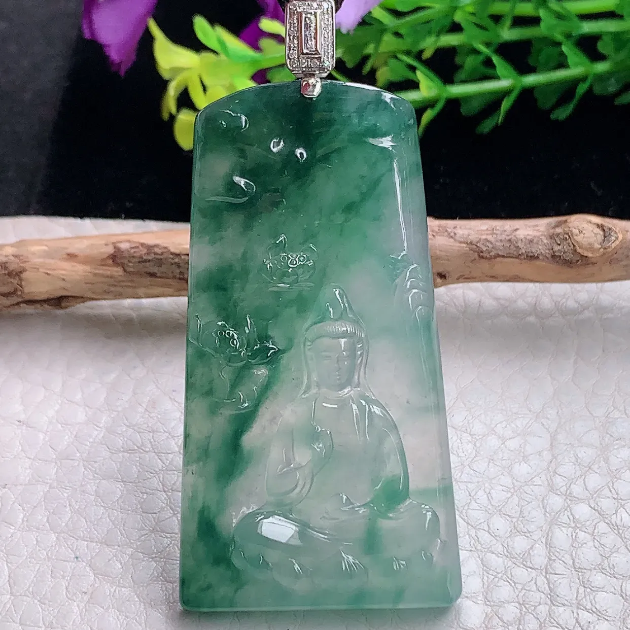 yl自然光53.4*28.8*5.8天然缅甸翡翠a货精雕冰蓝山水观音玉坠 玉挂件