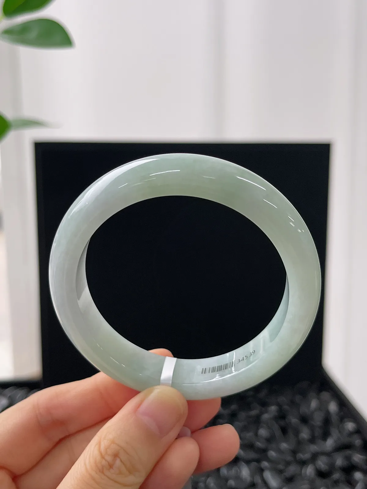 正圈54.9圈口，翡翠糯化种浅绿色手镯