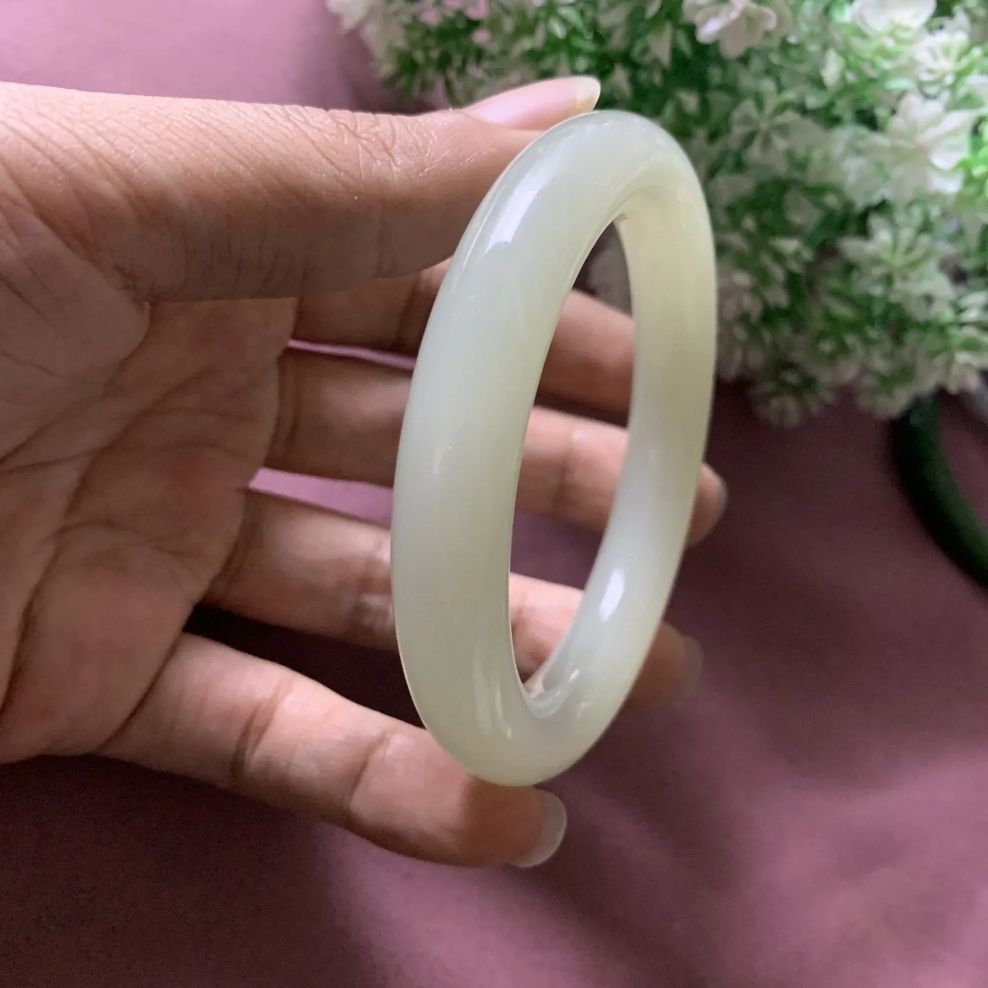 和田玉58.3圈口晴水色手镯，玉质细腻油润，密度紧凑，琢型圆润，高脂粉，品相大，佩戴端庄典雅