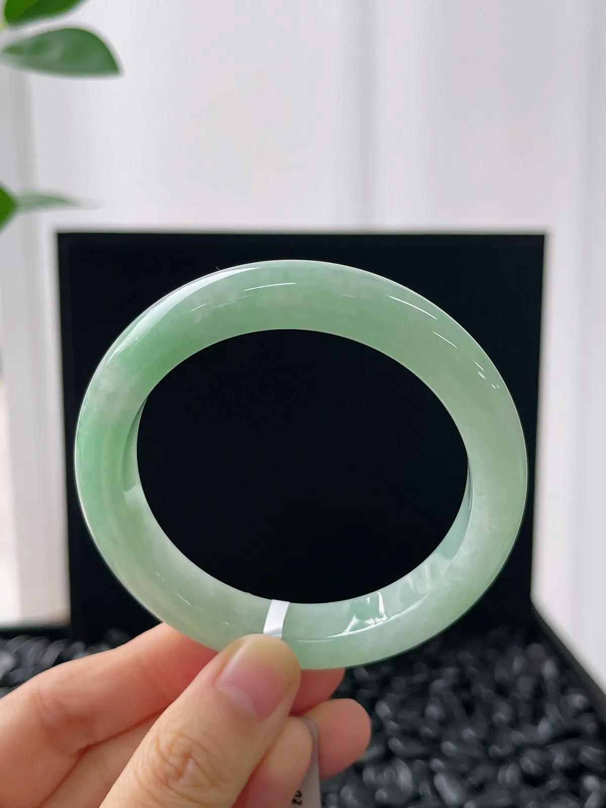 正圈55.1圈口，翡翠糯化种淡绿色手镯