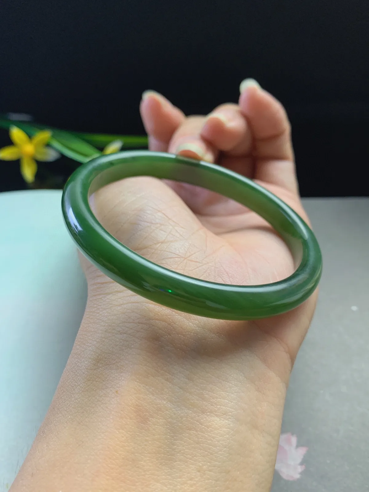 和田玉碧玉菠菜绿56.5圈手镯，玉质细腻油润 底色纯净 无裂无棉。