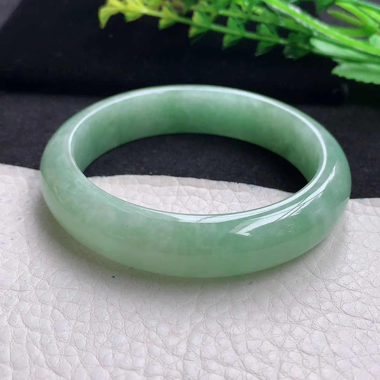 n自然光56*13.5*8.3平安镯 天然翡翠a货满绿宽边玉手镯 玉手环