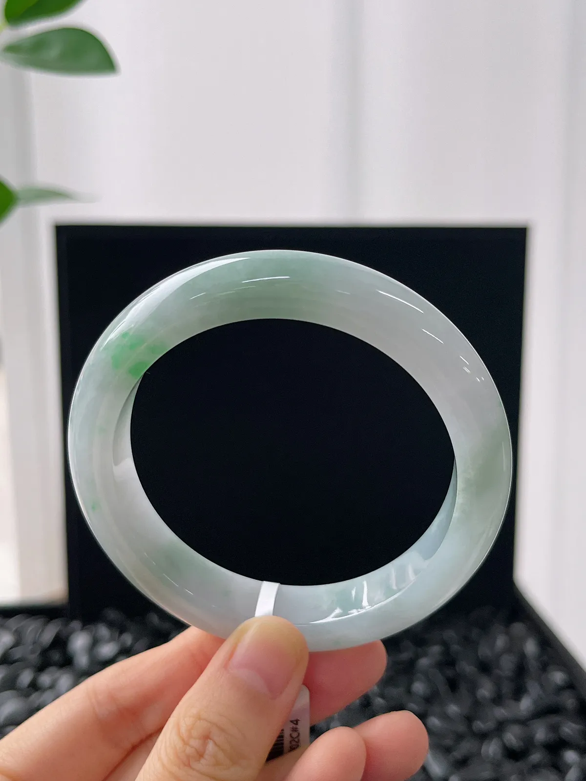 正圈56.7圈口，翡翠糯化种飘绿手镯