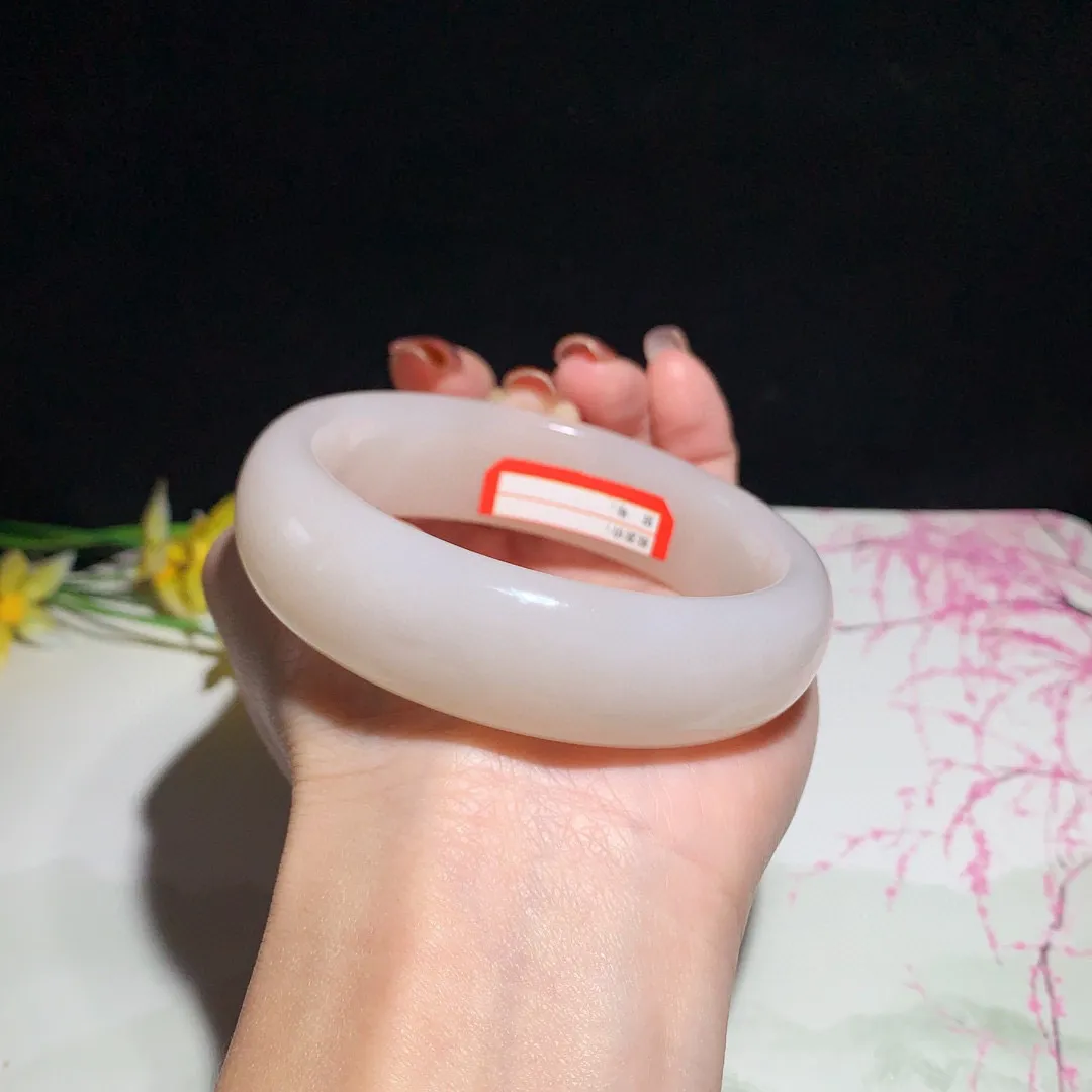 和田玉60圈口藕粉色手镯！玉质细腻油润 底色纯净 无裂无杂 脂粉好，品质好