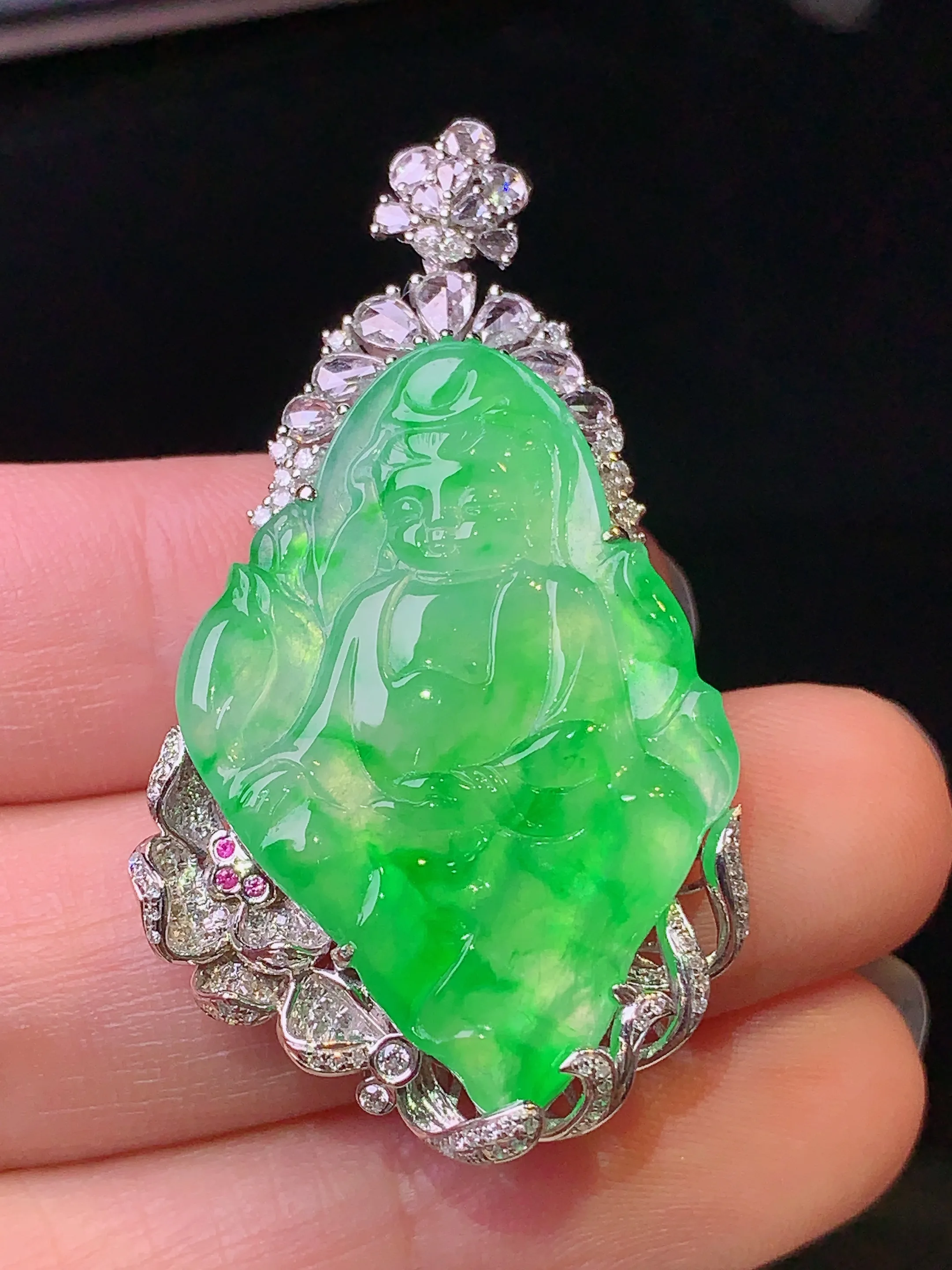 18k金钻镶嵌翠绿宝宝观音吊坠 玉质细腻 色泽艳丽 整体尺寸44.8*24.8*6.5