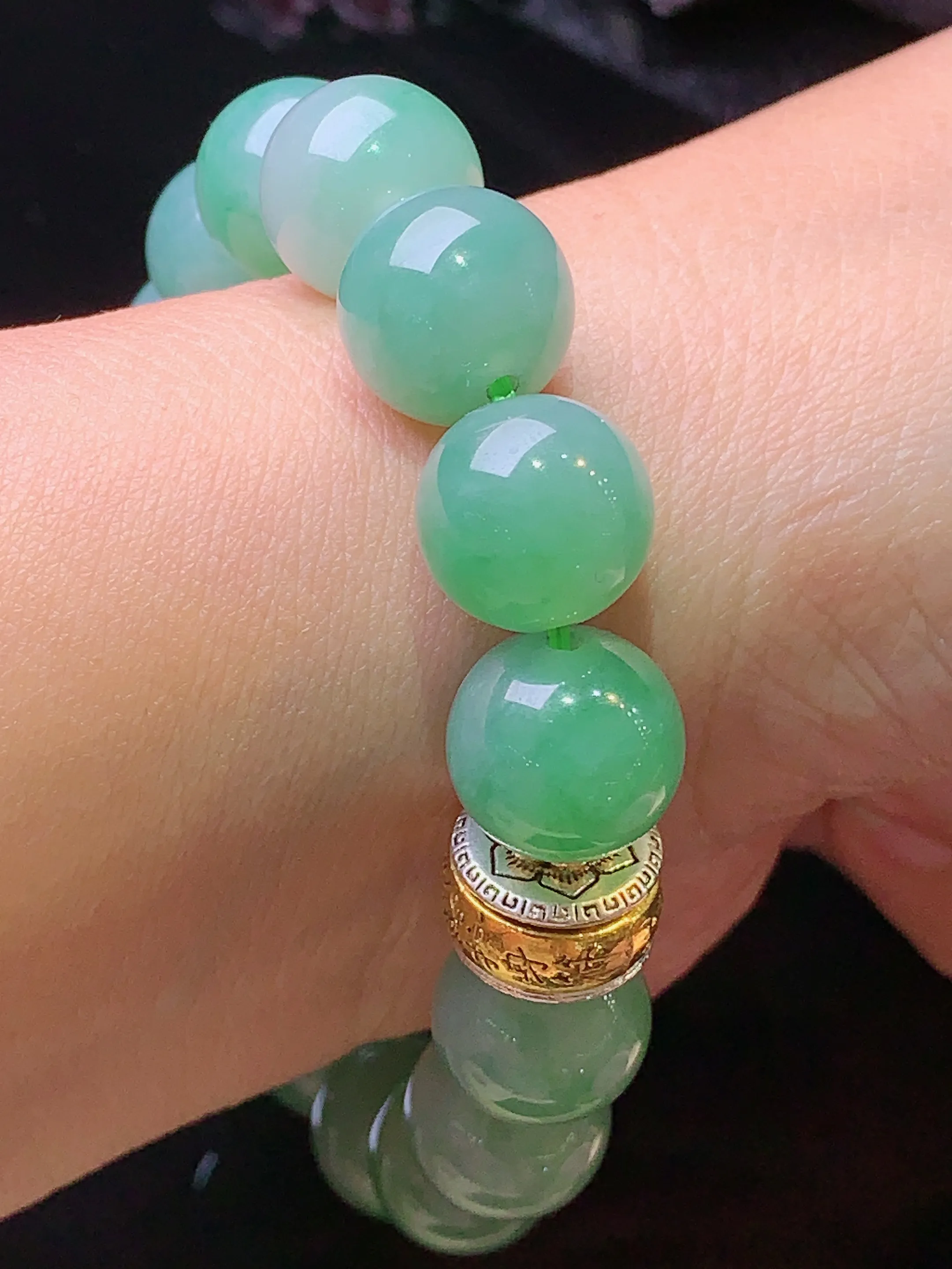 飘绿圆珠手链 玉质细腻 色泽艳丽 整体尺寸12.5