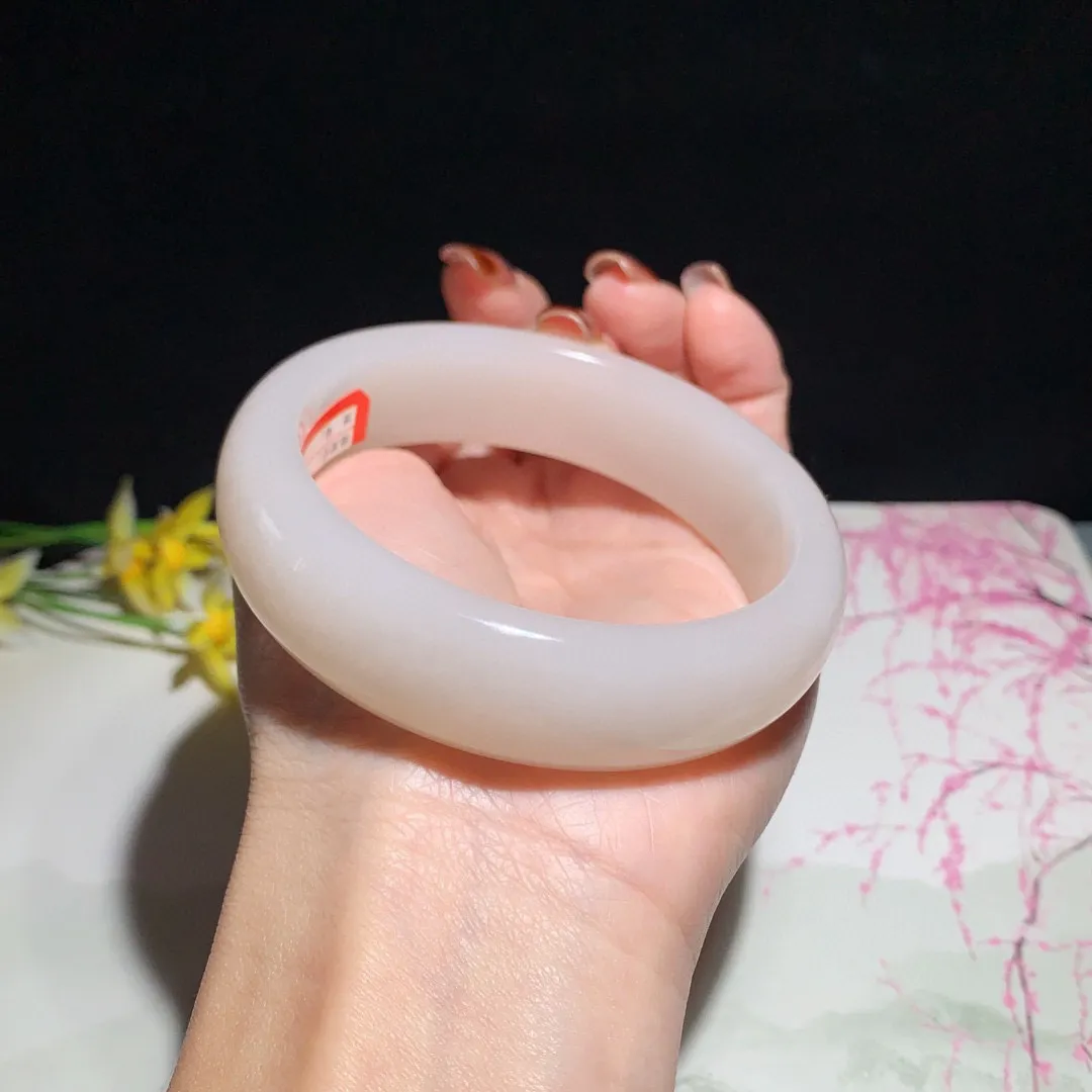 和田玉60圈口藕粉色手镯！玉质细腻油润 底色纯净 无裂无杂 脂粉好，品质好